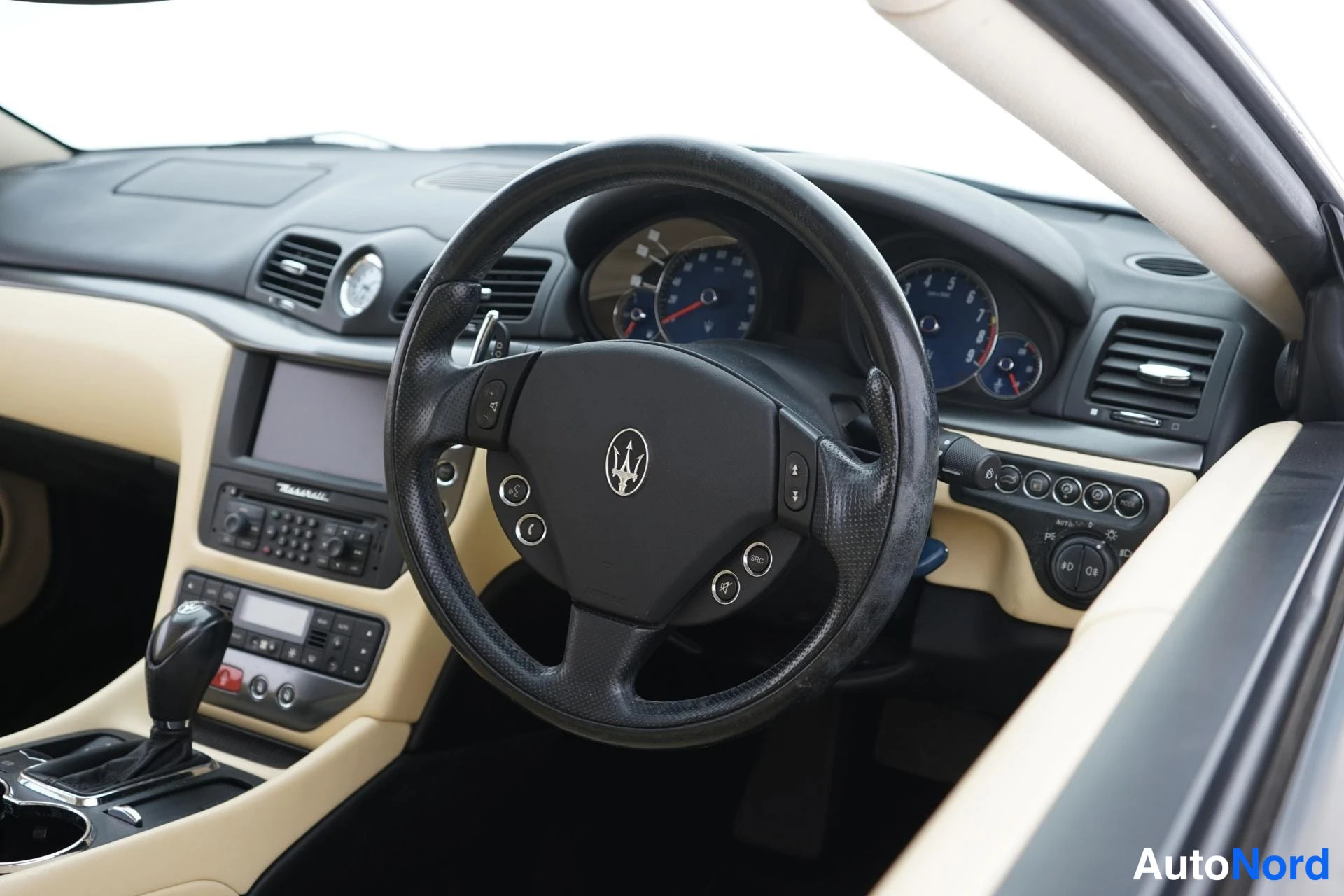 Sininen Maserati Granturismo 2008, ohjaamo, kuva 4