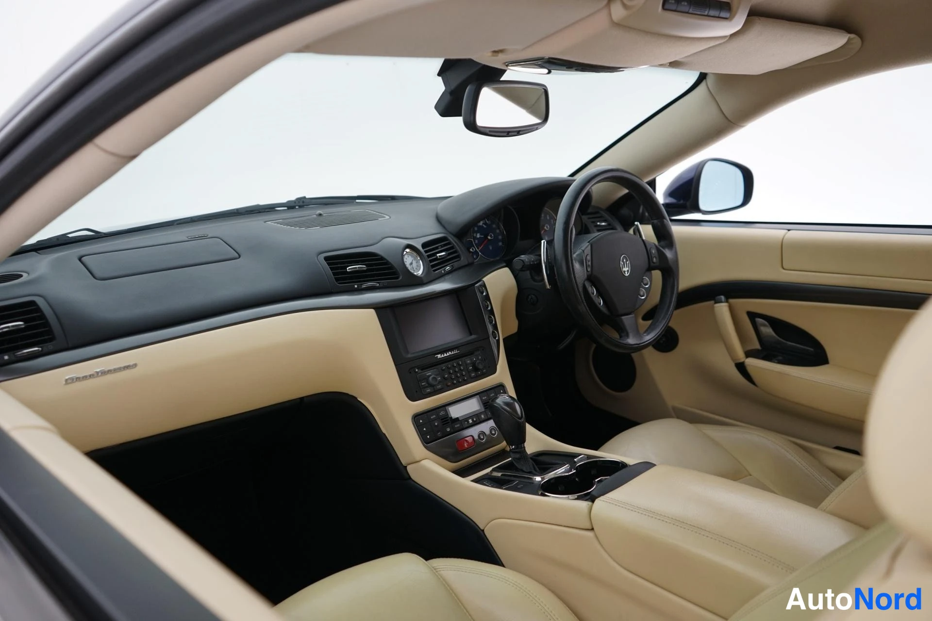 Sininen Maserati Granturismo 2008, ohjaamo, kuva 5