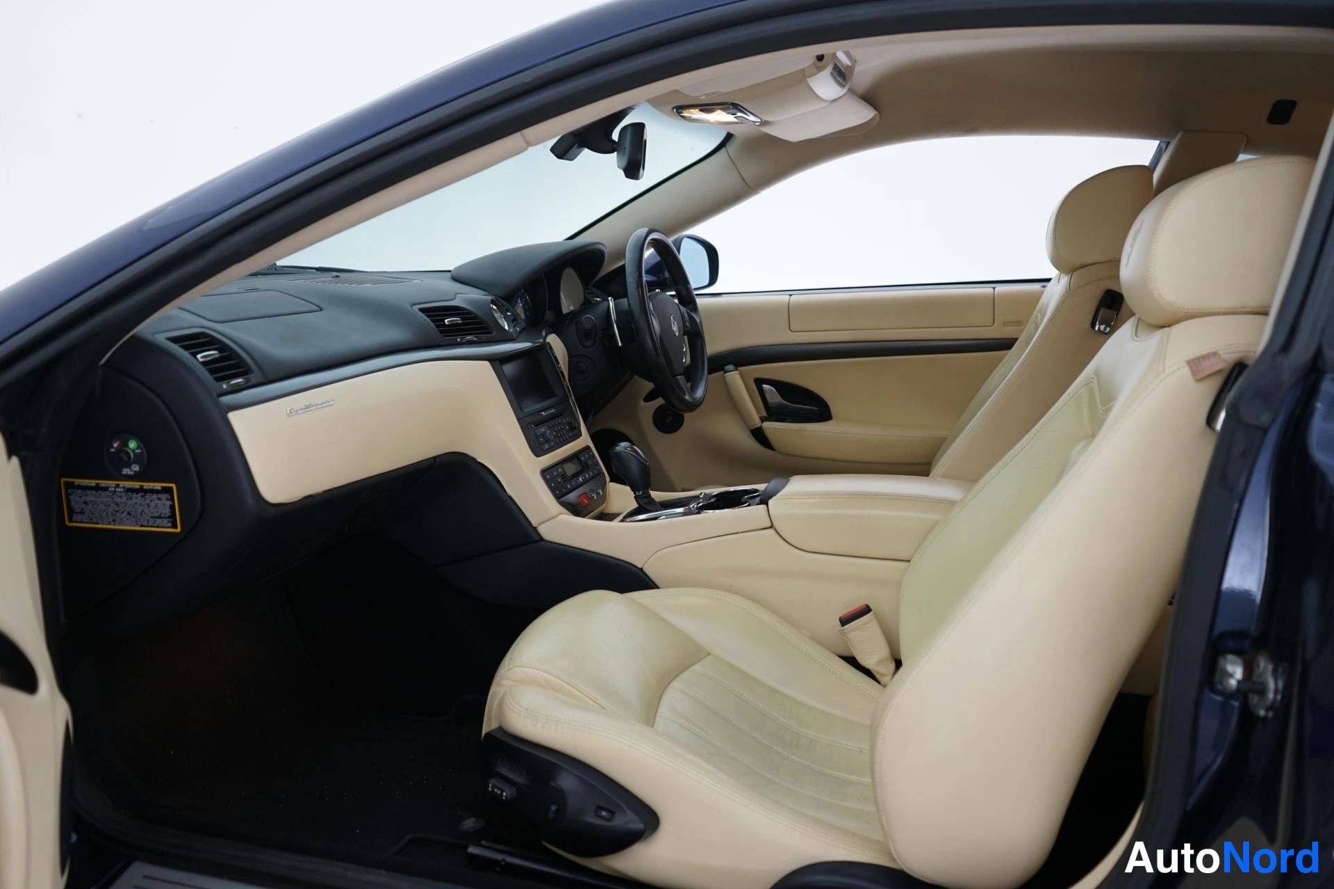 Sininen Maserati Granturismo 2008, ohjaamo, kuva 6