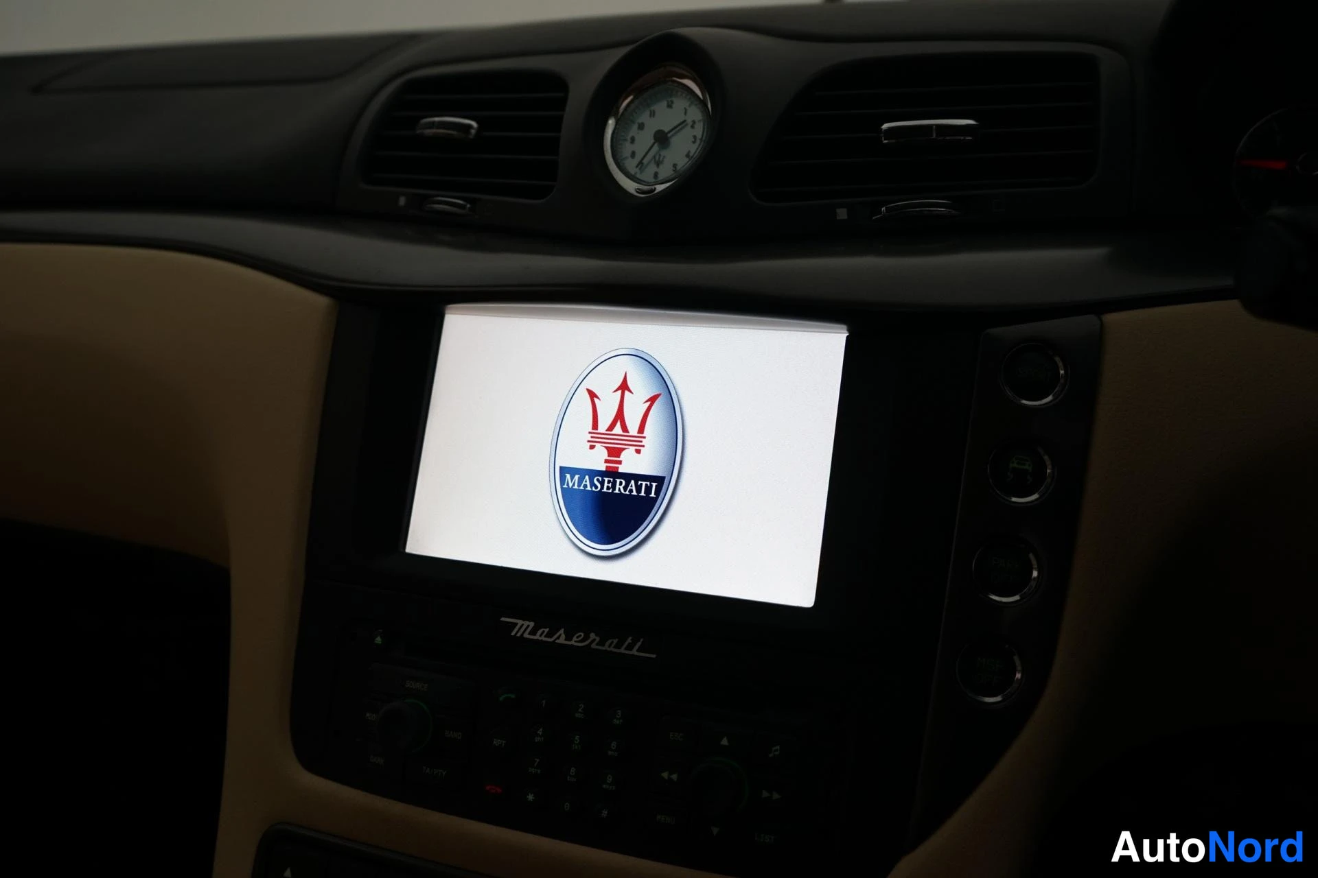 Sininen Maserati Granturismo 2008, yksityiskohta, kuva 10