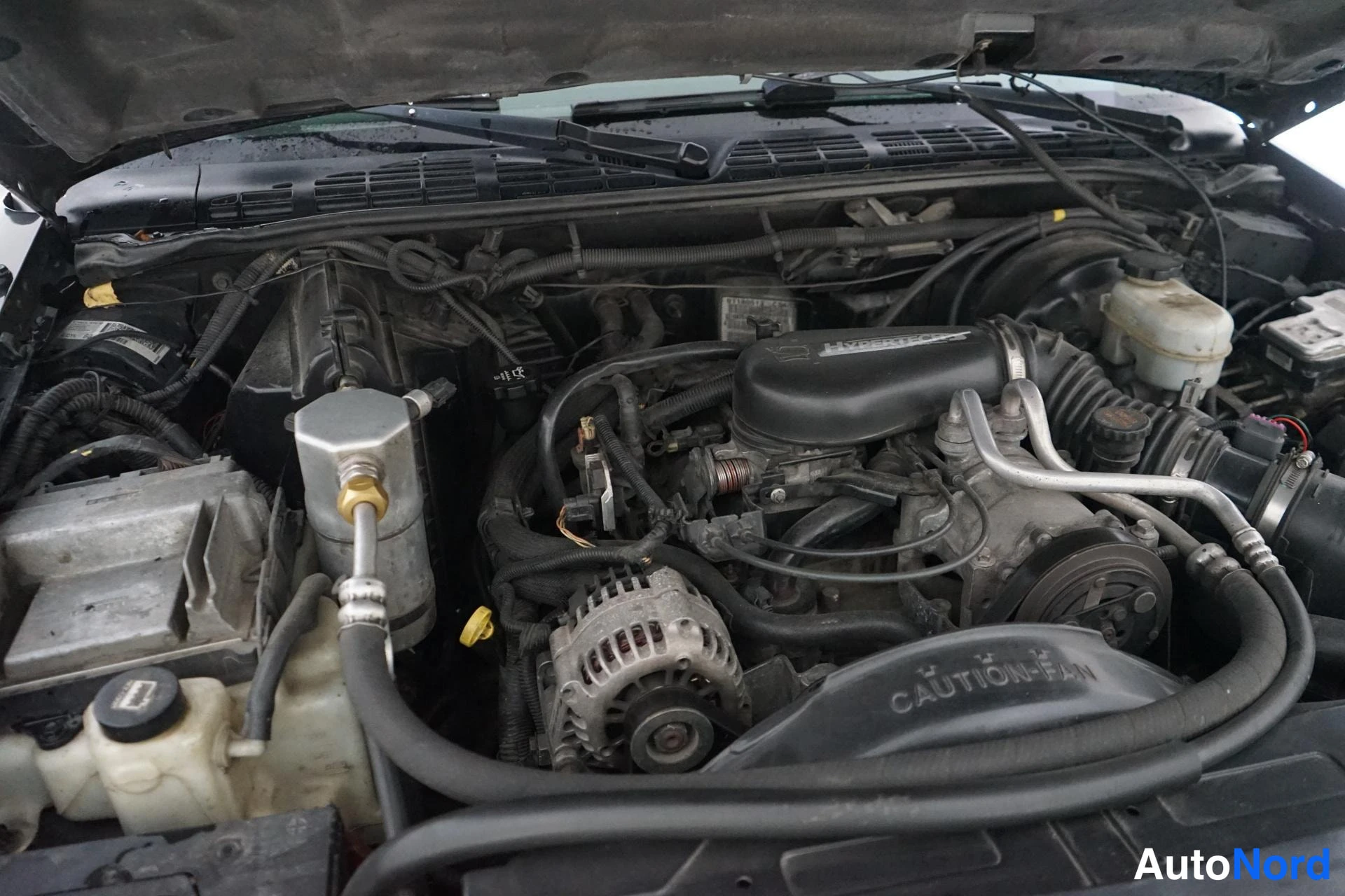 Musta Chevrolet S10 2002, moottoritila, kuva 12