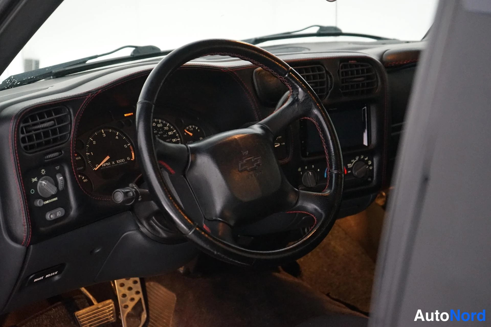 Musta Chevrolet S10 2002, ohjaamo, kuva 8