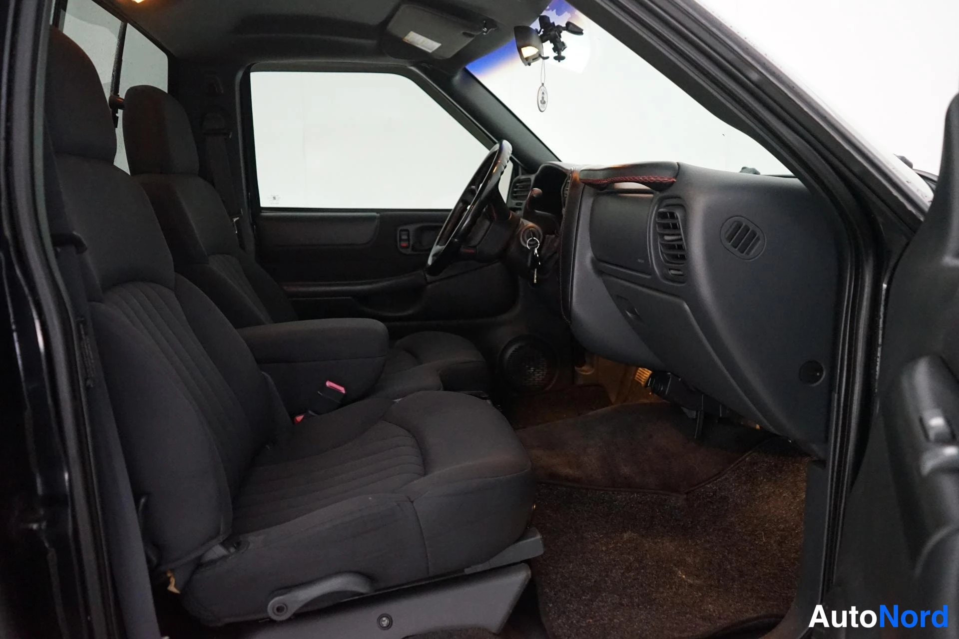 Musta Chevrolet S10 2002, etuistuimet, kuva 9