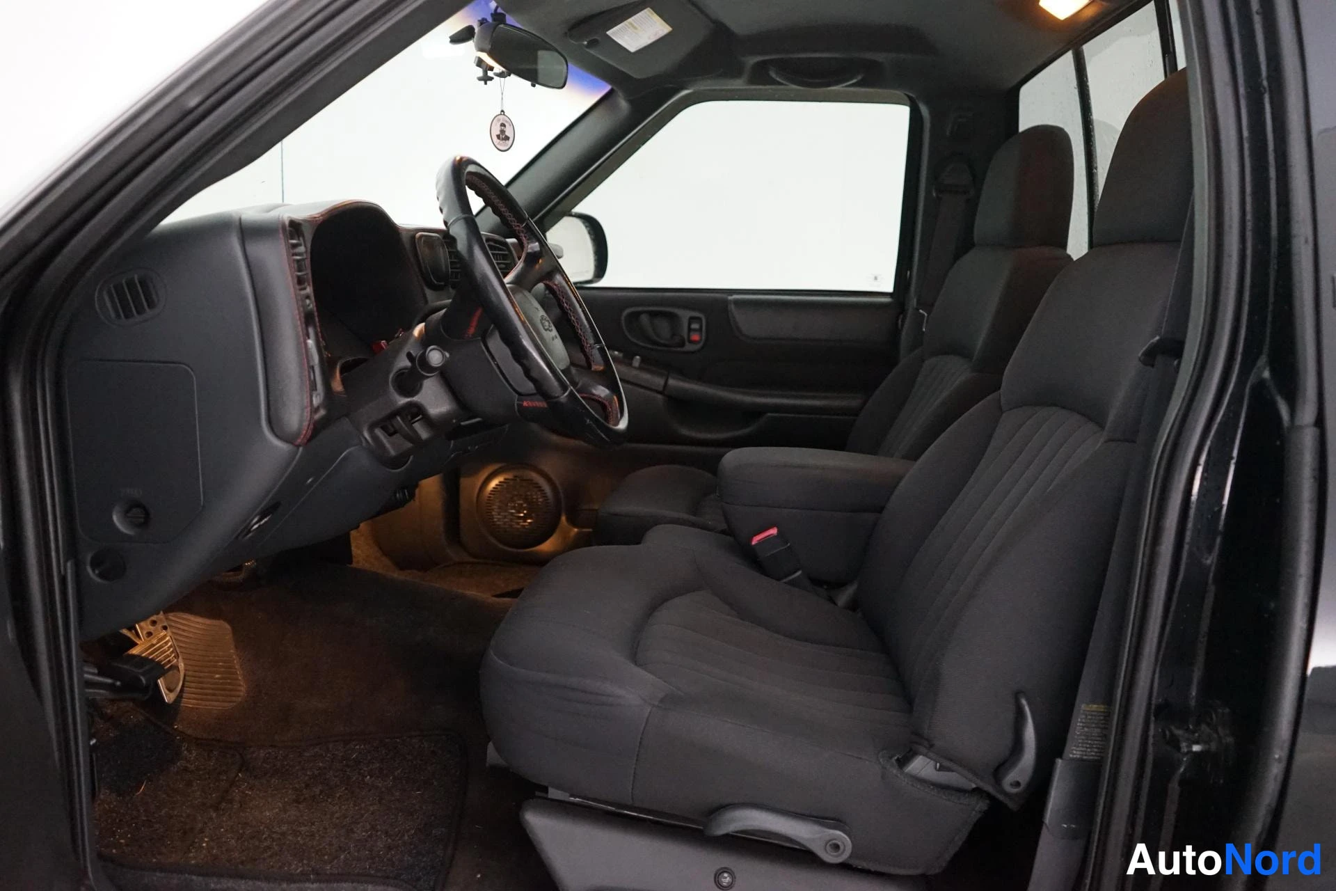 Musta Chevrolet S10 2002, etuistuimet, kuva 10