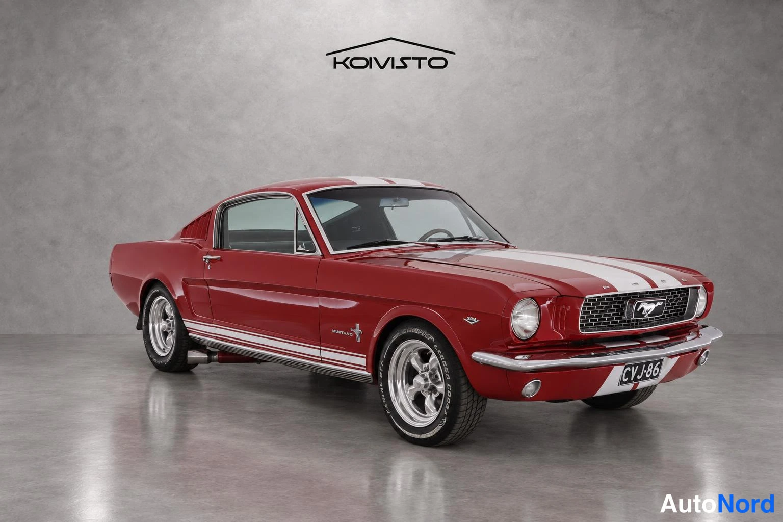 Punainen Ford Mustang 1966, etuviisto, keula oikealle, kuva 2