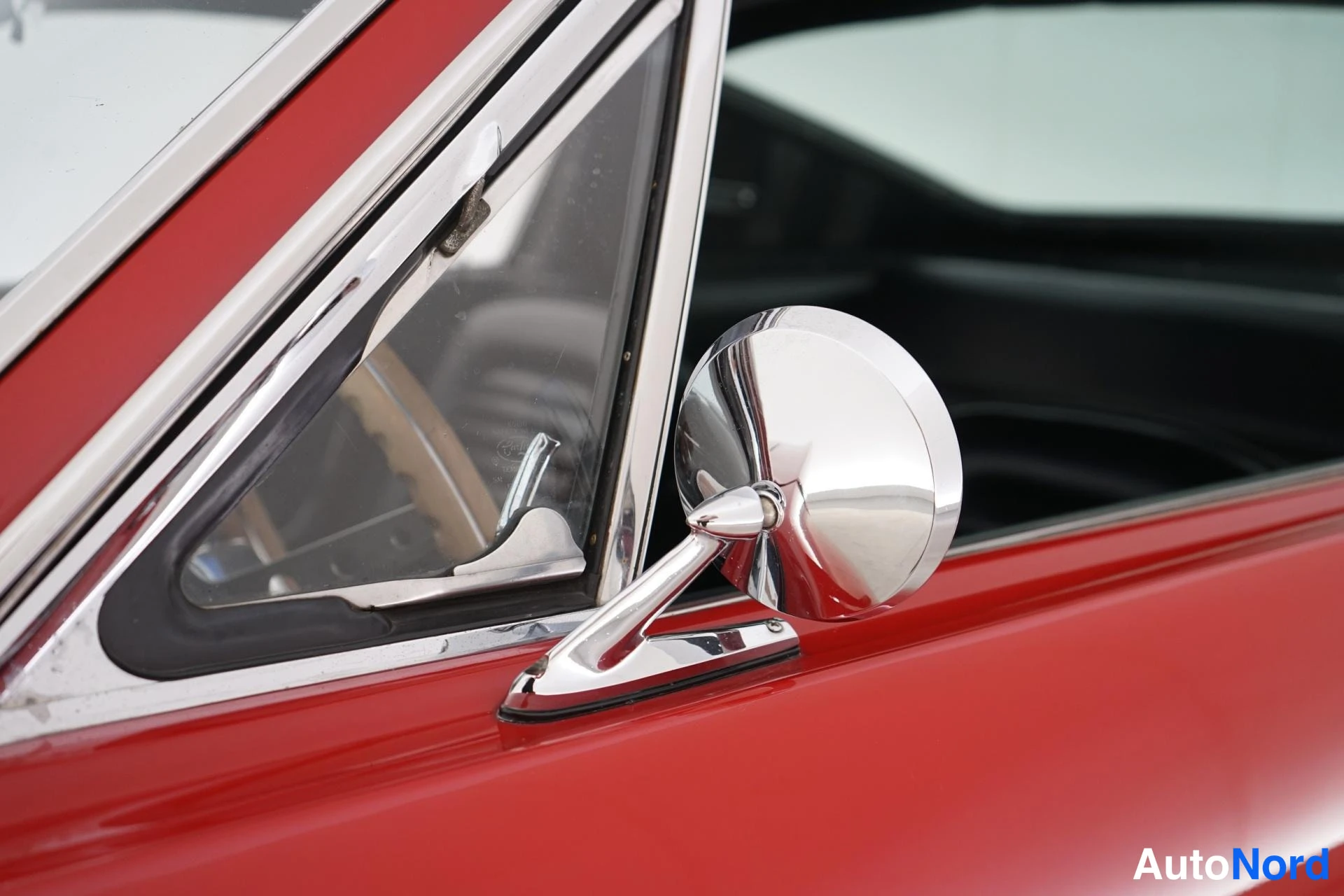 Punainen Ford Mustang 1966, yksityiskohta, kuva 17