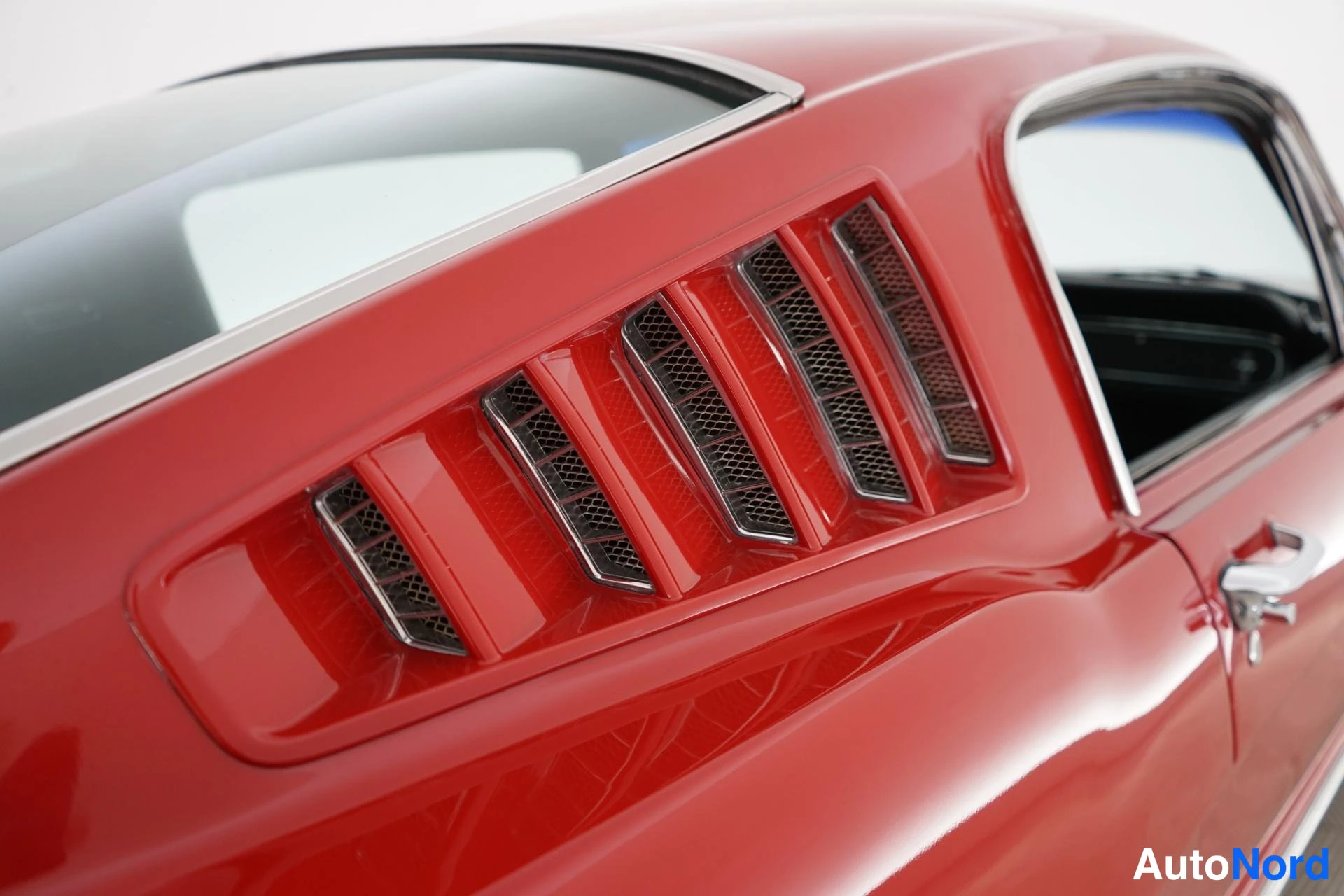 Punainen Ford Mustang 1966, yksityiskohta, kuva 20