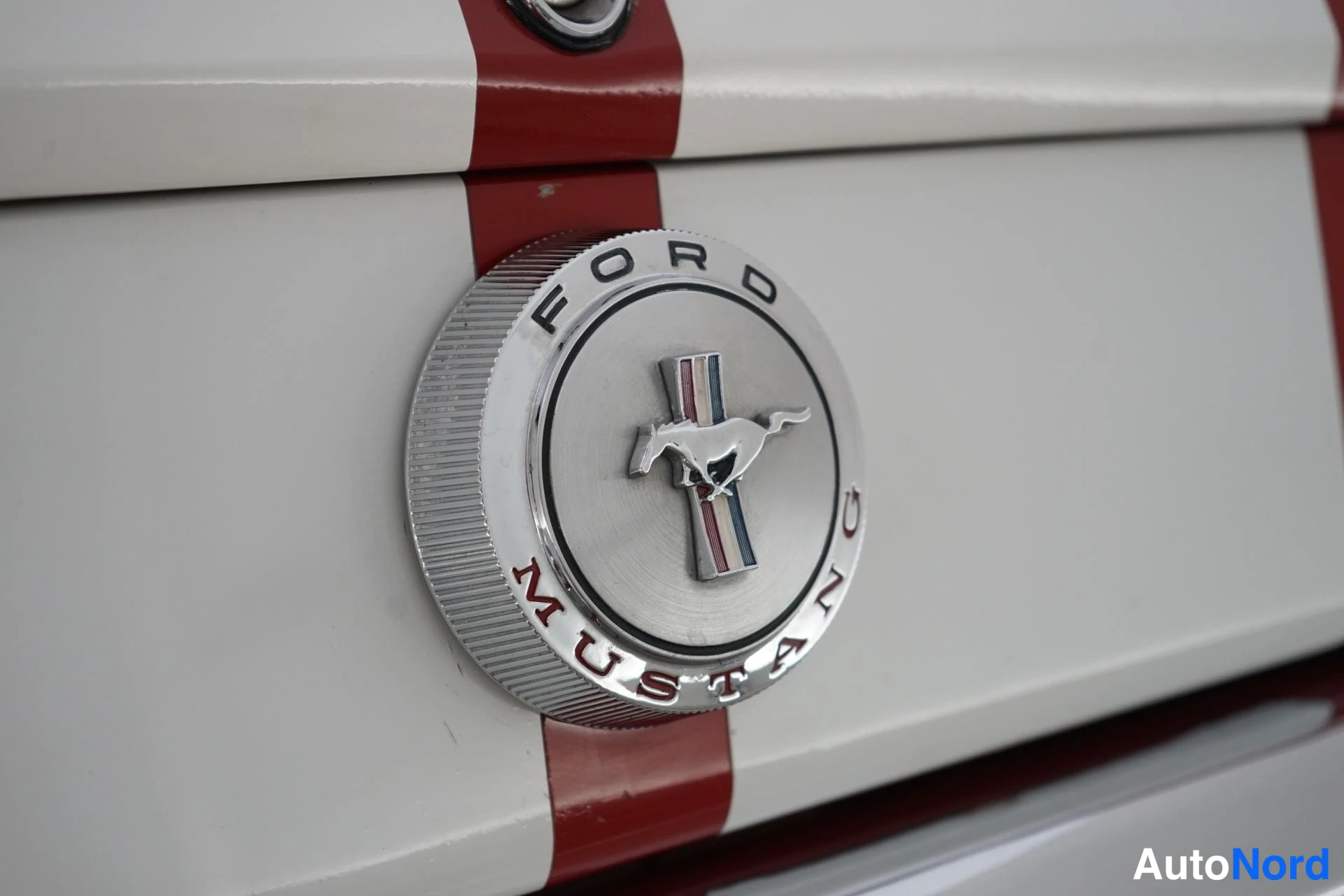 Punainen Ford Mustang 1966, yksityiskohta, kuva 21