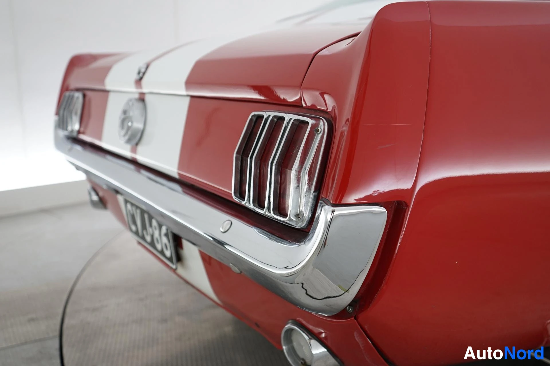 Punainen Ford Mustang 1966, takaa, kuva 7