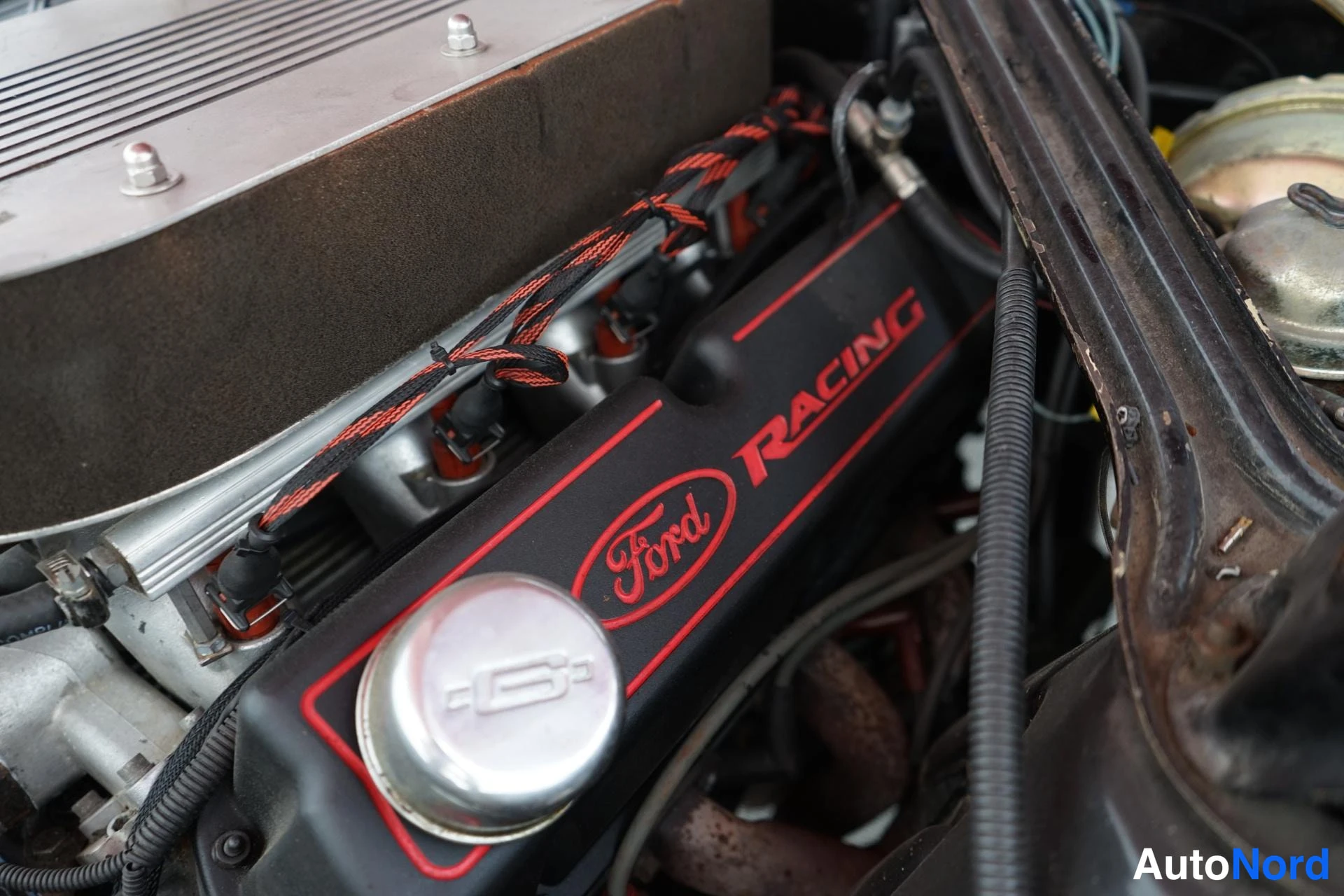 Punainen Ford Mustang 1966, moottoritila, kuva 14