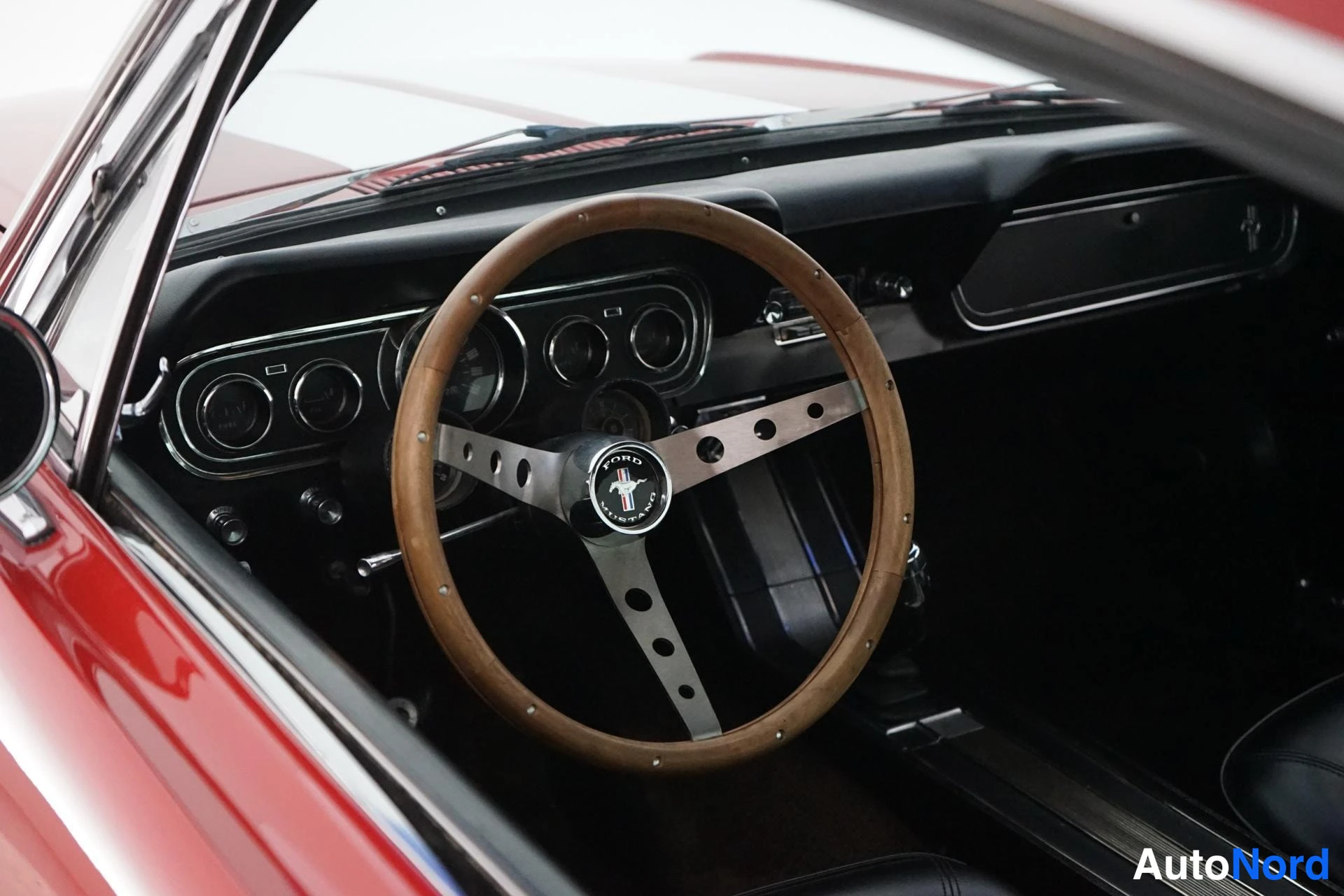 Punainen Ford Mustang 1966, ohjaamo, kuva 9