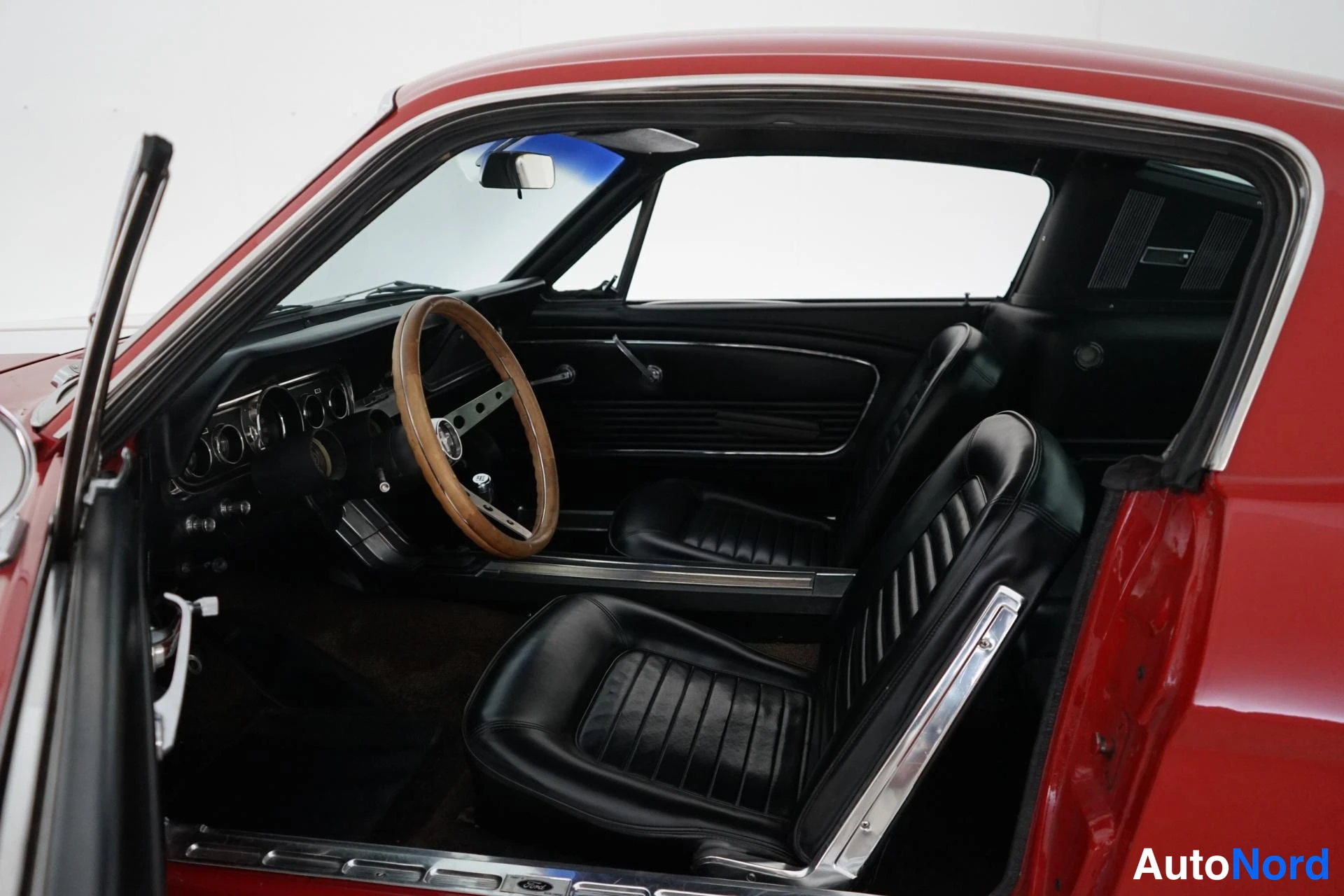 Punainen Ford Mustang 1966, ohjaamo, kuva 10