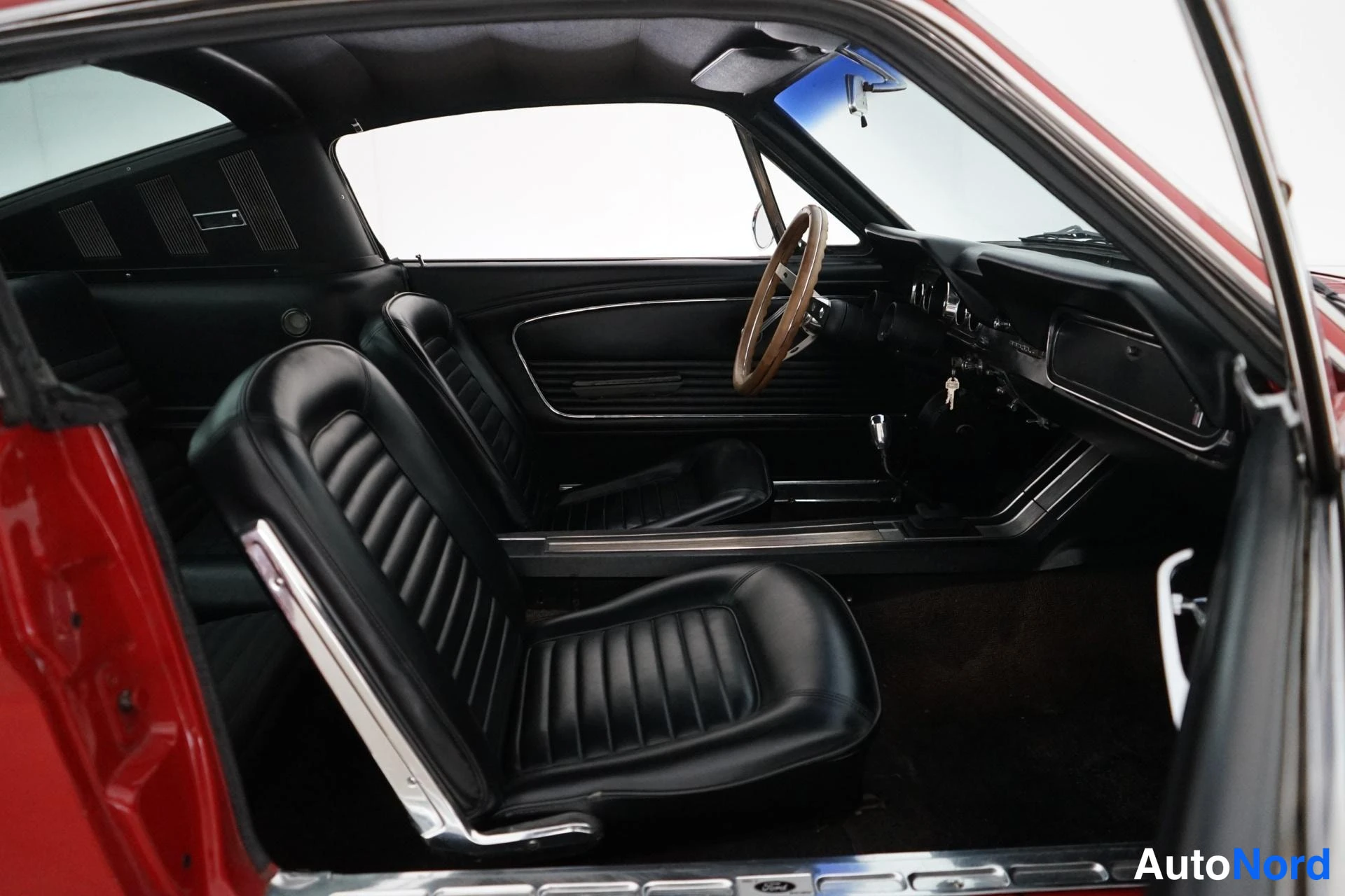 Punainen Ford Mustang 1966, ohjaamo, kuva 11