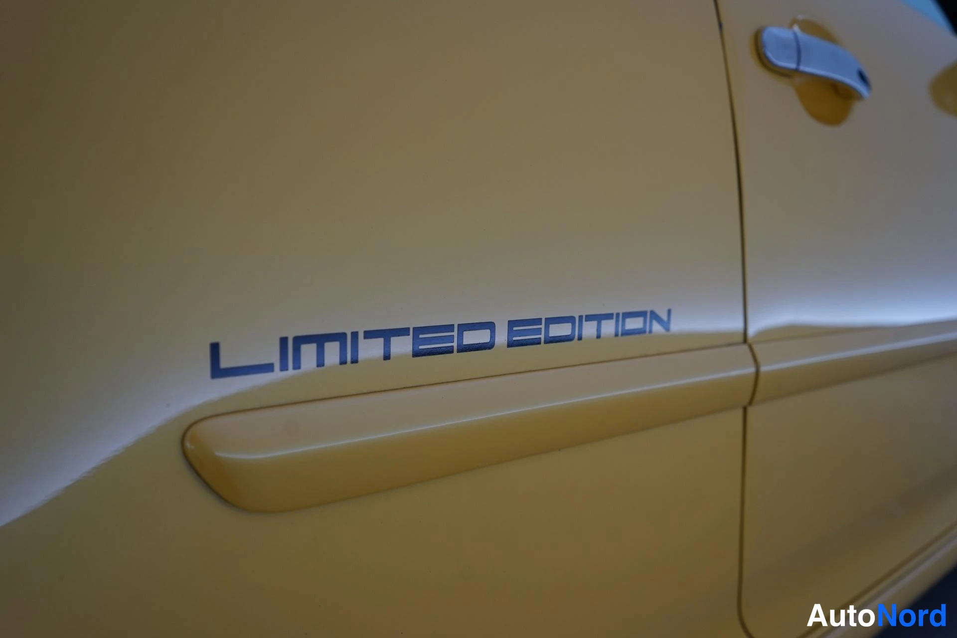 Keltainen Volkswagen Golf 2006, yksityiskohta, kuva 17