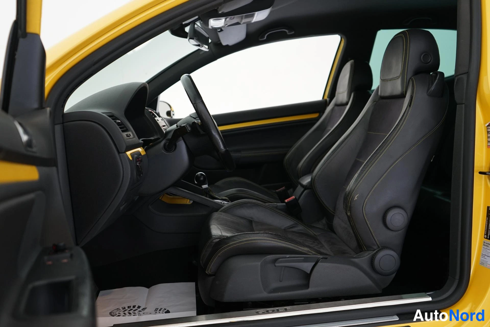 Keltainen Volkswagen Golf 2006, etuistuimet, kuva 7