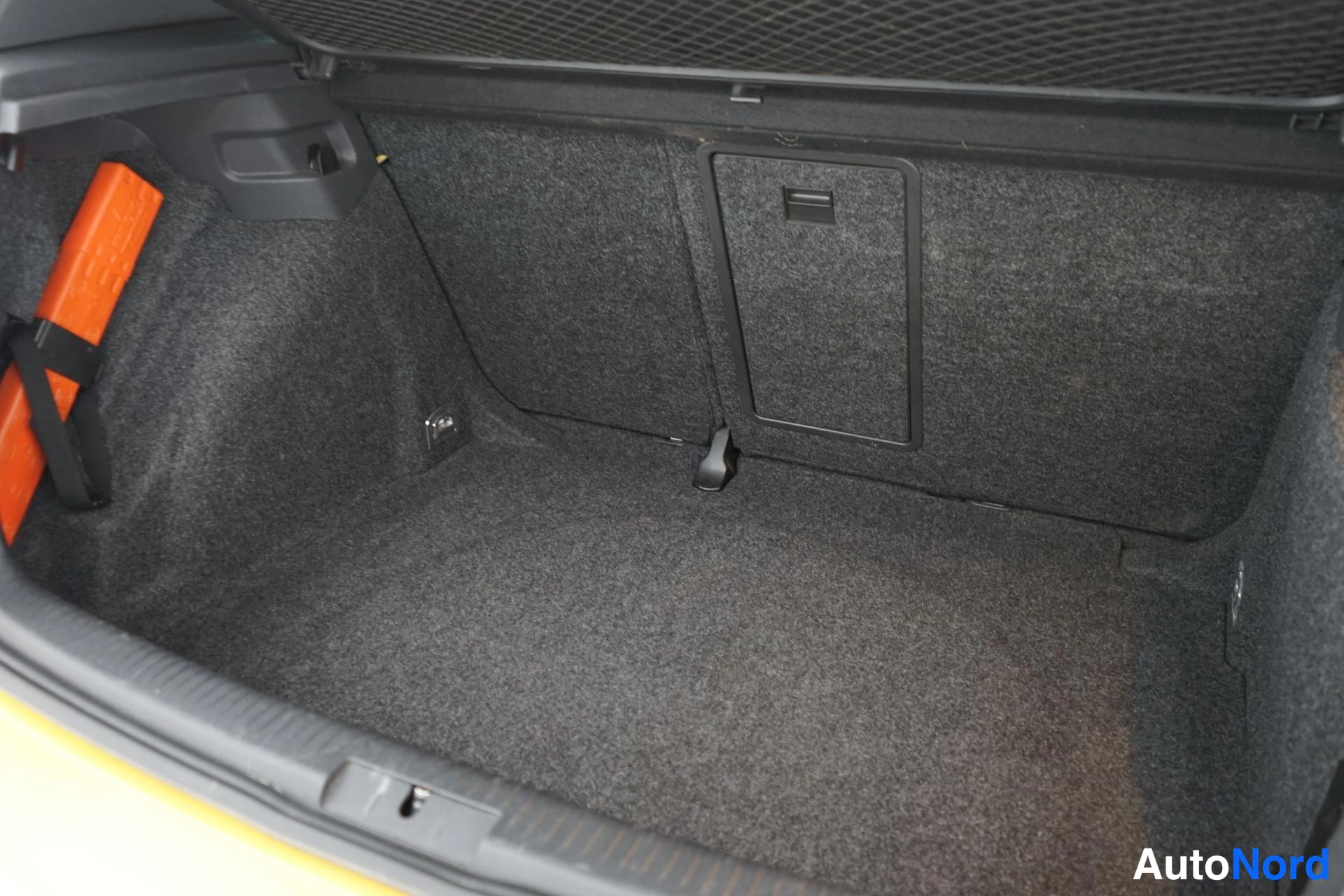 Keltainen Volkswagen Golf 2006, tavaratila, kuva 11