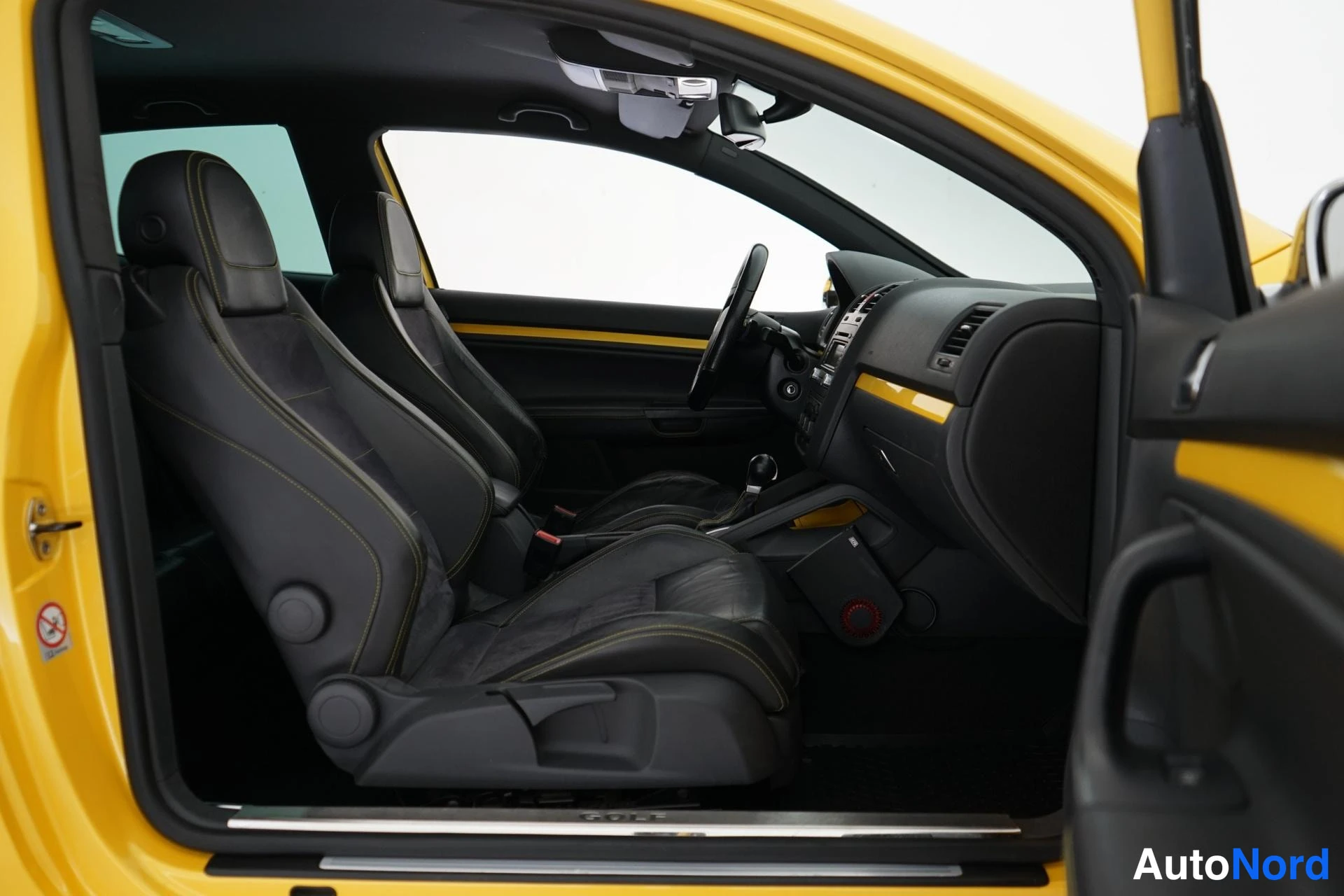Keltainen Volkswagen Golf 2006, etuistuimet, kuva 8