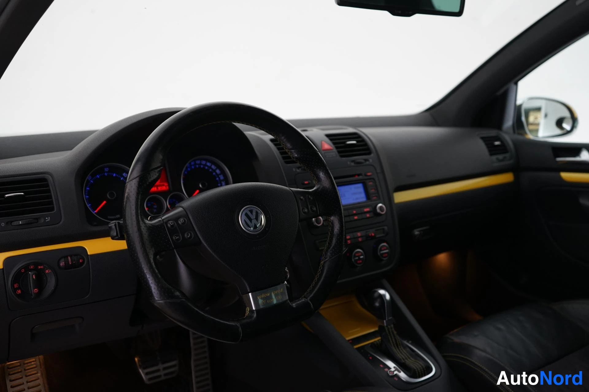 Keltainen Volkswagen Golf 2006, ohjaamo, kuva 6