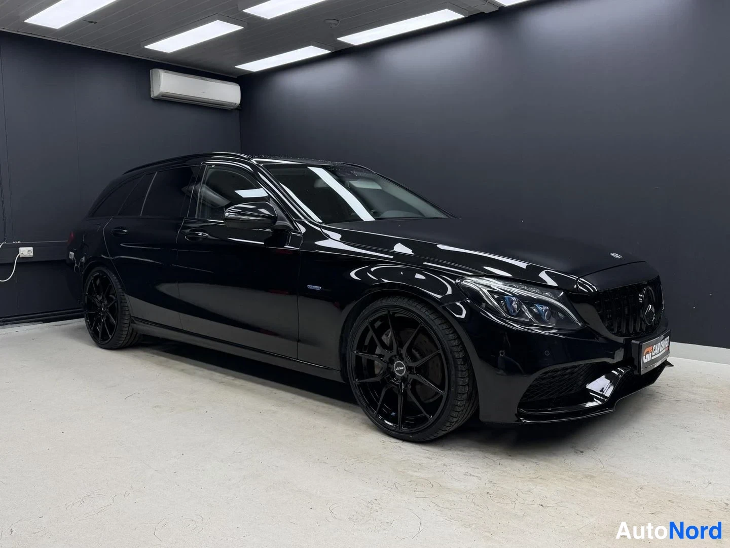 Black Mercedes-Benz C 350 e 2017, front three-quarter, nose to the right, photo 2