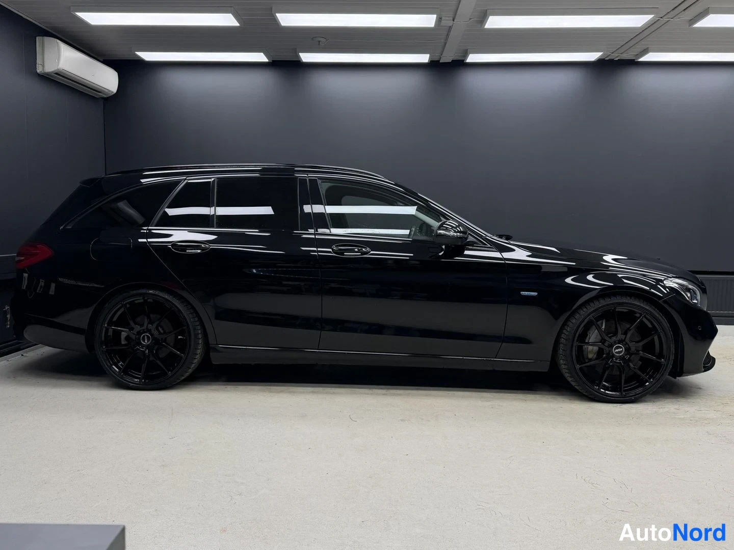 Black Mercedes-Benz C 350 e 2017, side, photo 4