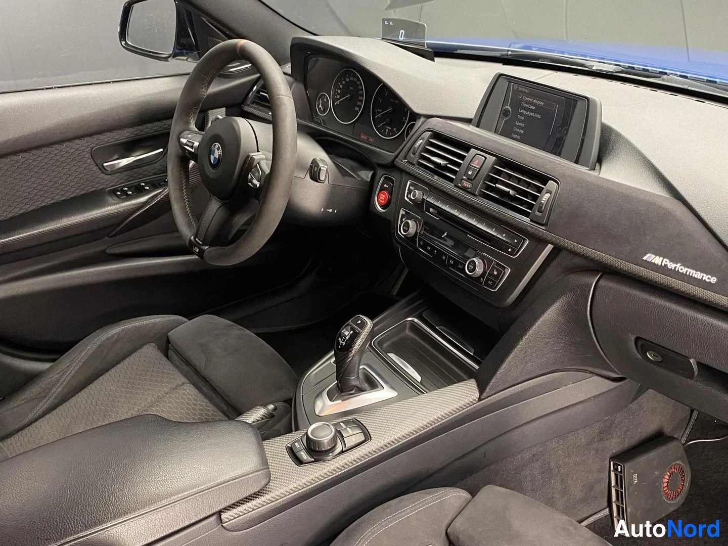 Blå BMW 320i xDrive 2013, förarplats, bild 9