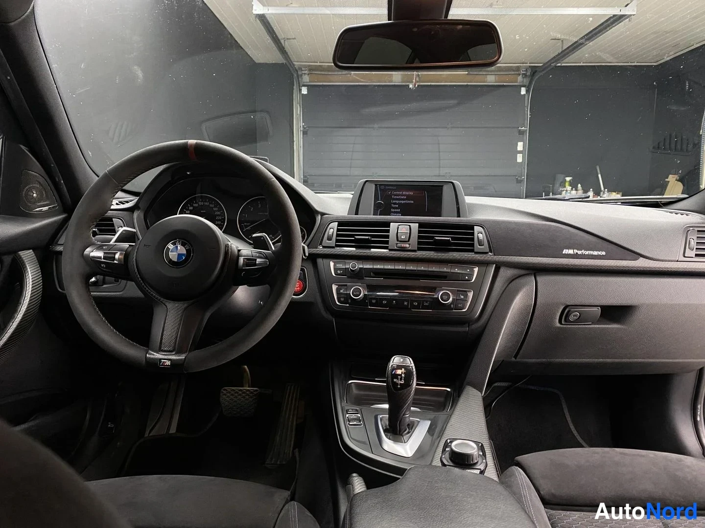 Blå BMW 320i xDrive 2013, förarplats, bild 10