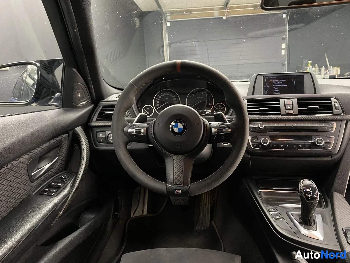 Blå BMW 320i xDrive 2013, förarplats, bild 11