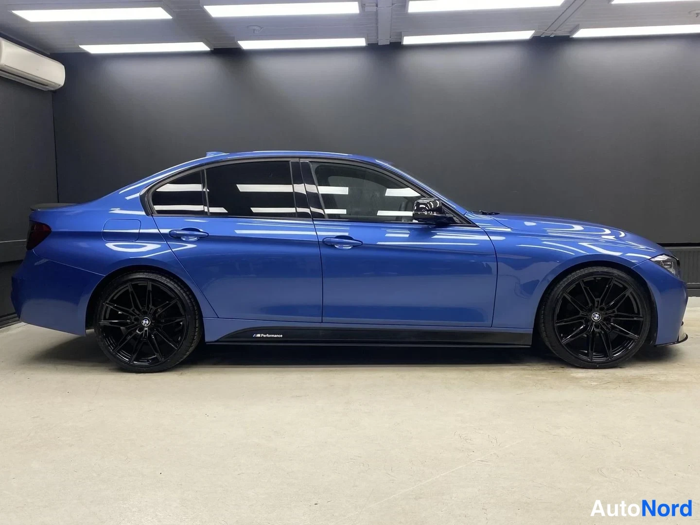 Blå BMW 320i xDrive 2013, från sidan, bild 5