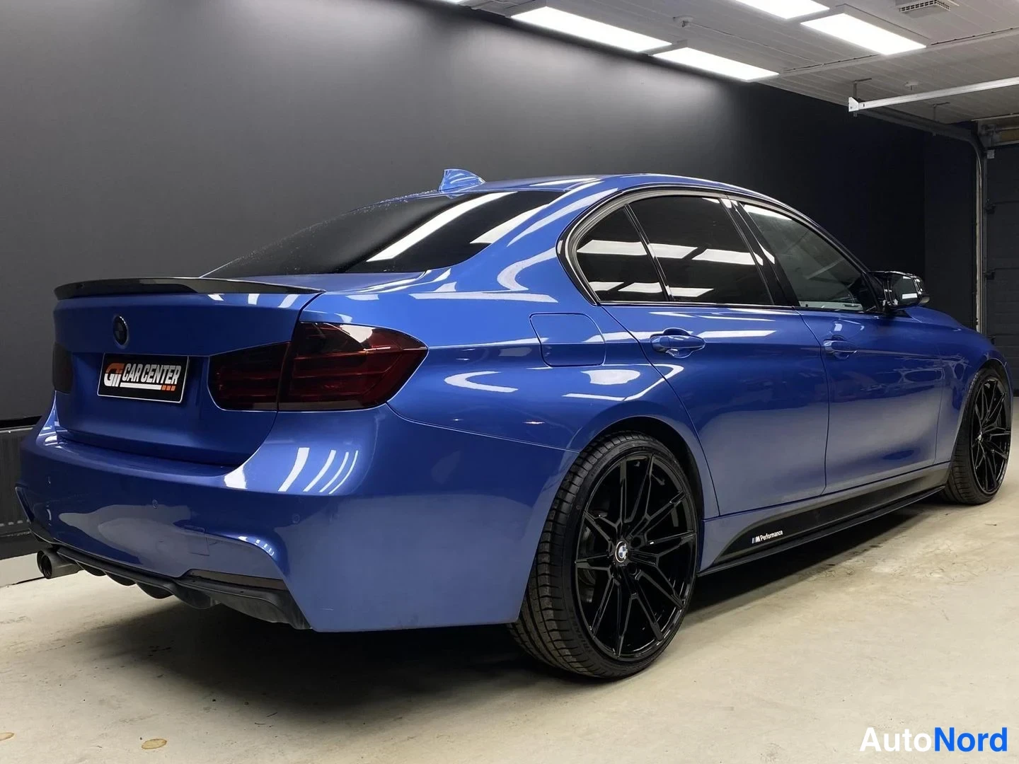 Blå BMW 320i xDrive 2013, snett bakifrån, bild 6