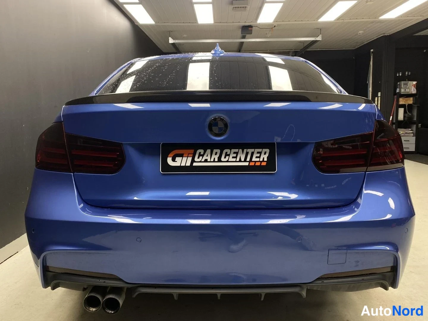 Blå BMW 320i xDrive 2013, bakifrån, bild 8
