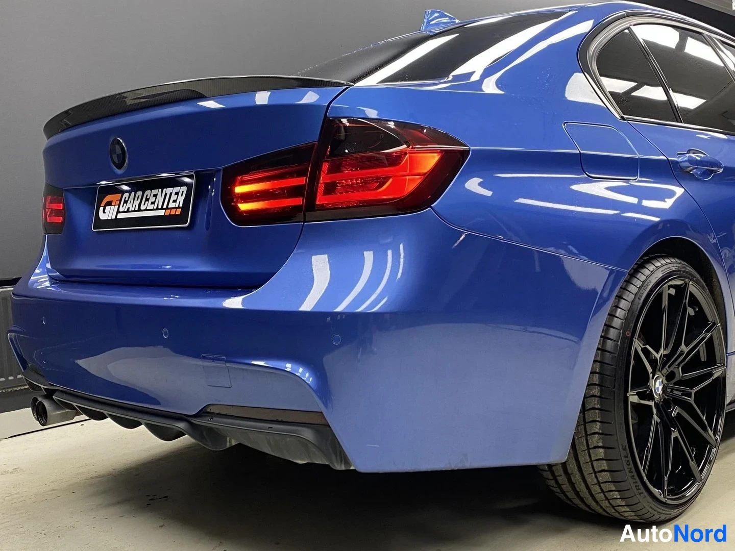 Blå BMW 320i xDrive 2013, snett bakifrån, bild 7