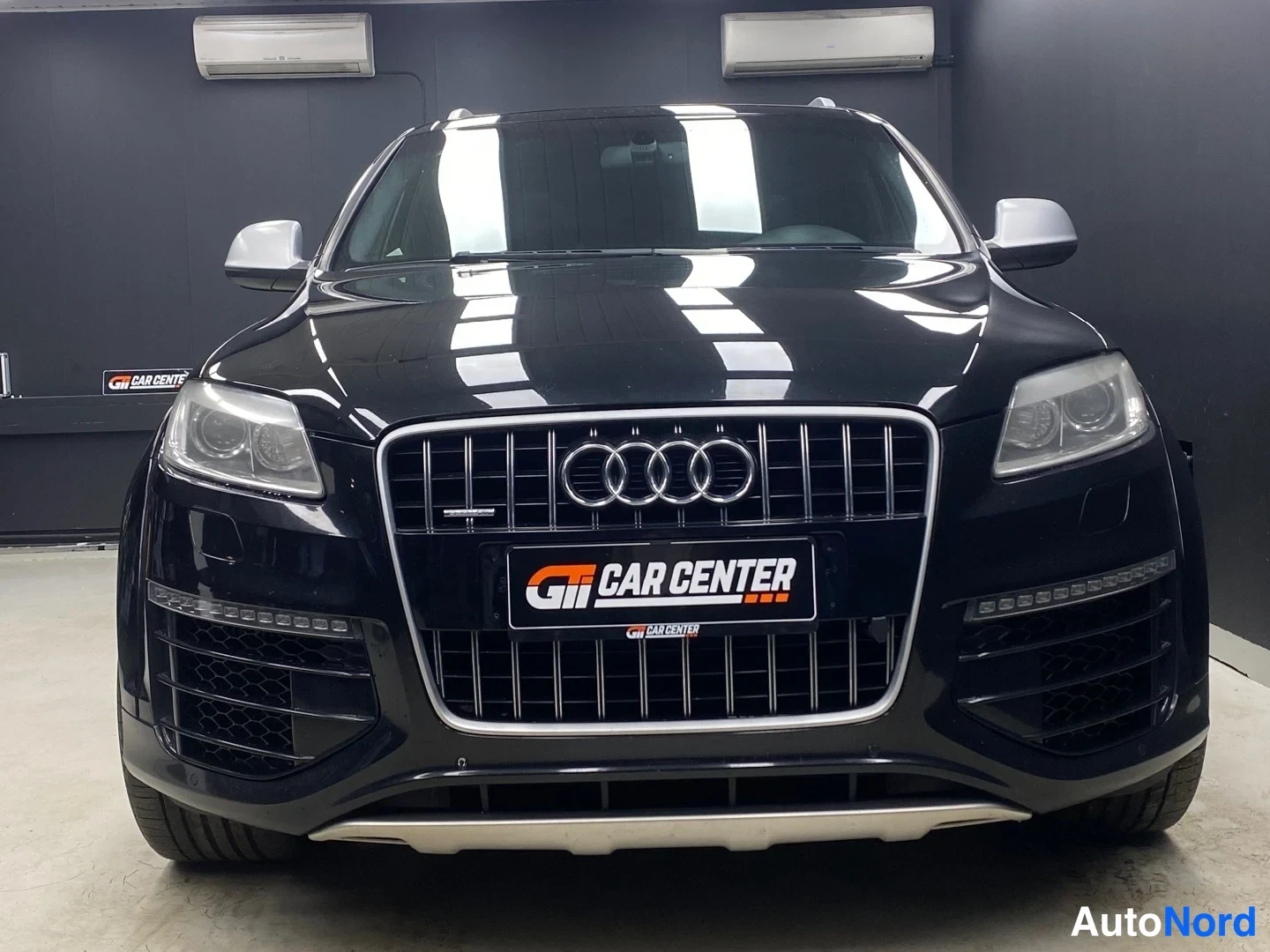 Musta Audi Q7 2009, edestä, kuva 4