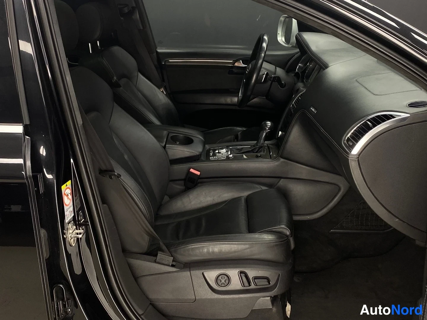 Musta Audi Q7 2009, etuistuimet, kuva 11