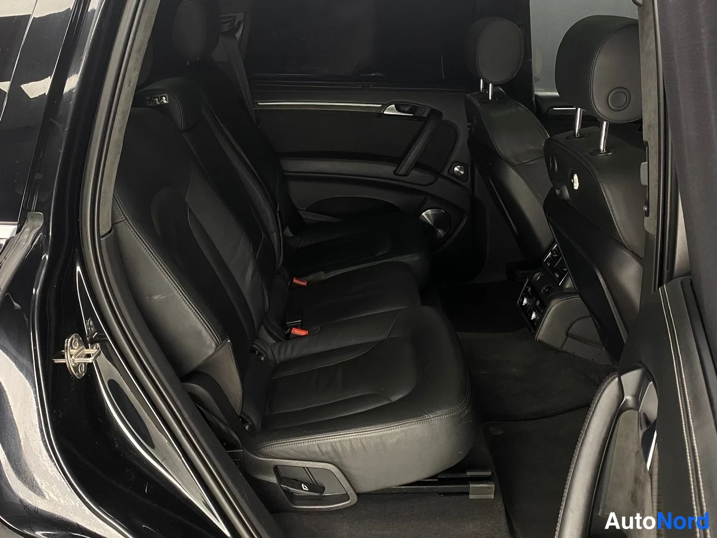 Musta Audi Q7 2009, takaistuimet, kuva 15