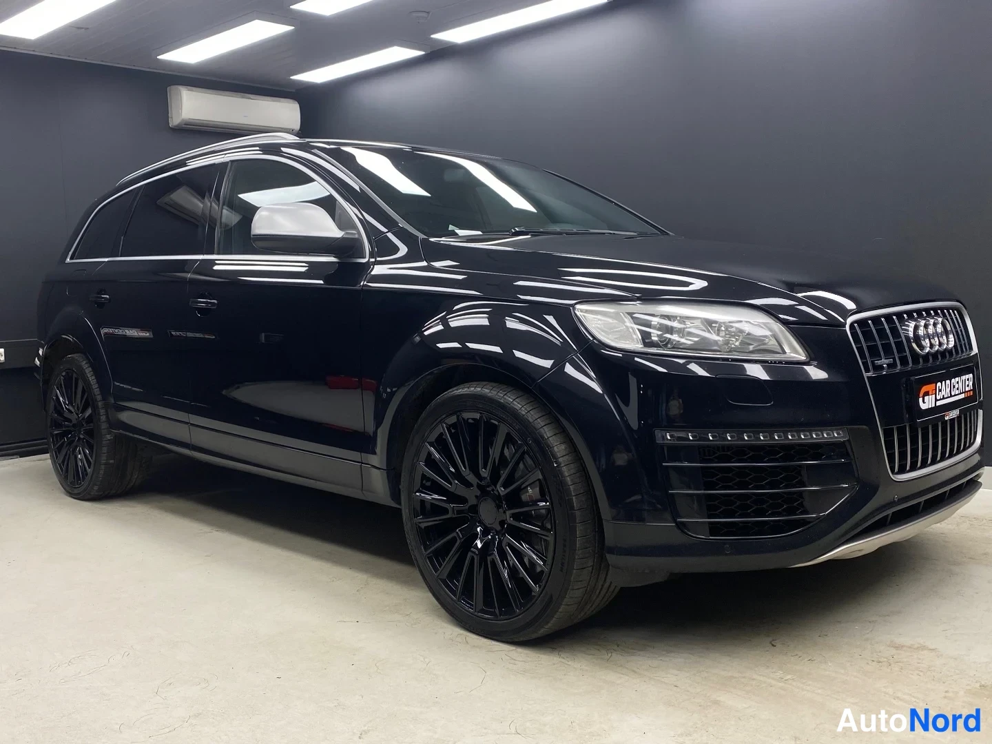 Musta Audi Q7 2009, etuviisto, keula oikealle, kuva 2