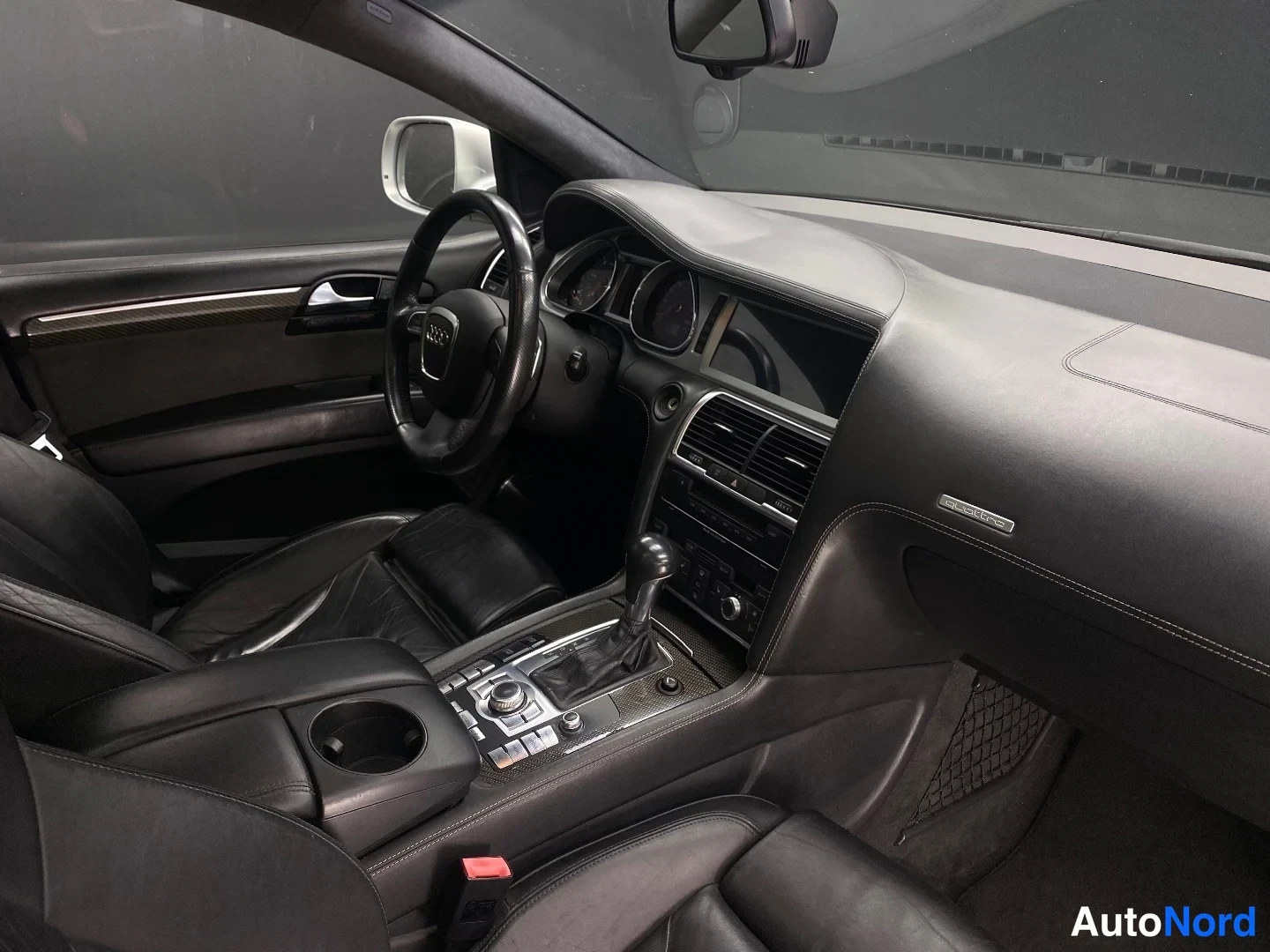 Musta Audi Q7 2009, ohjaamo, kuva 8