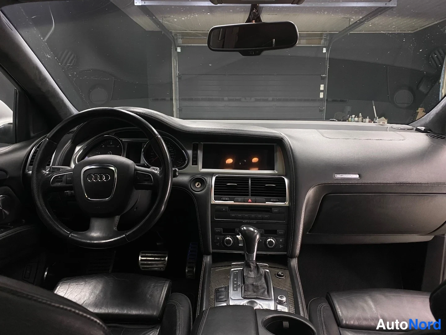 Musta Audi Q7 2009, ohjaamo, kuva 9