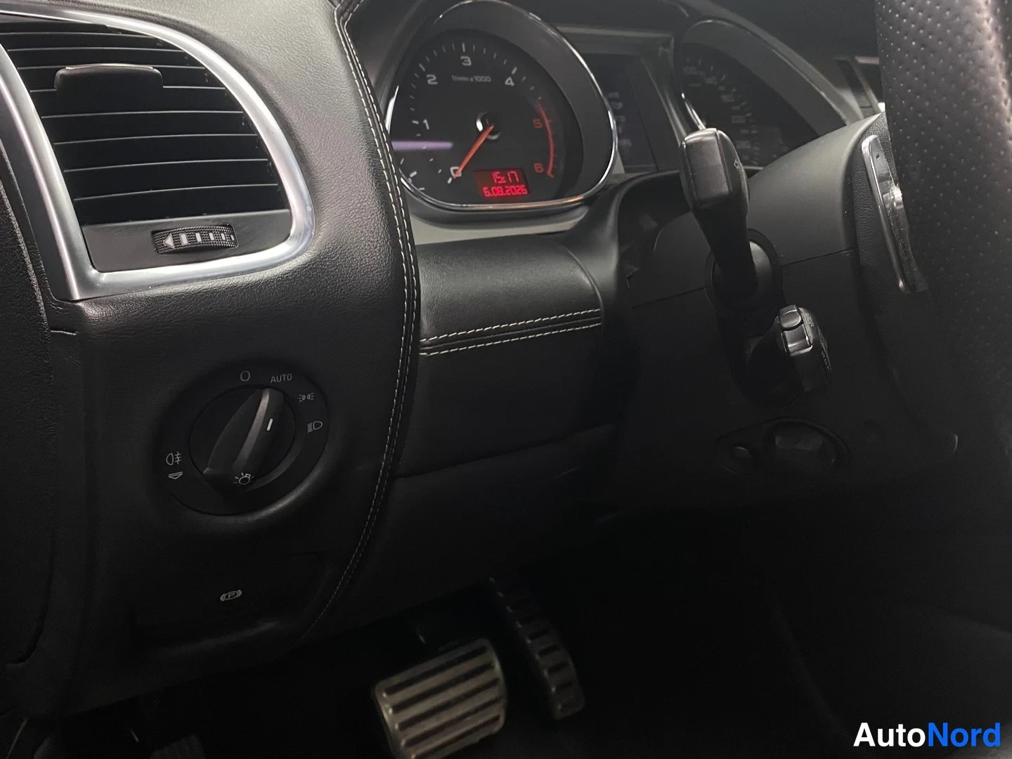 Musta Audi Q7 2009, yksityiskohta, kuva 25