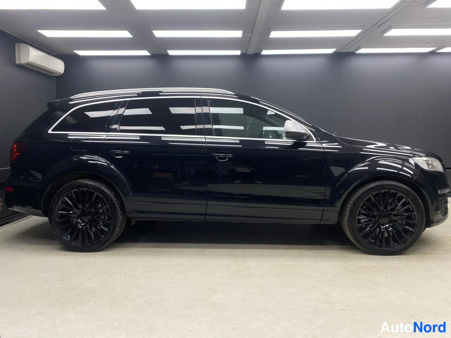 Musta Audi Q7 2009, sivulta, kuva 5