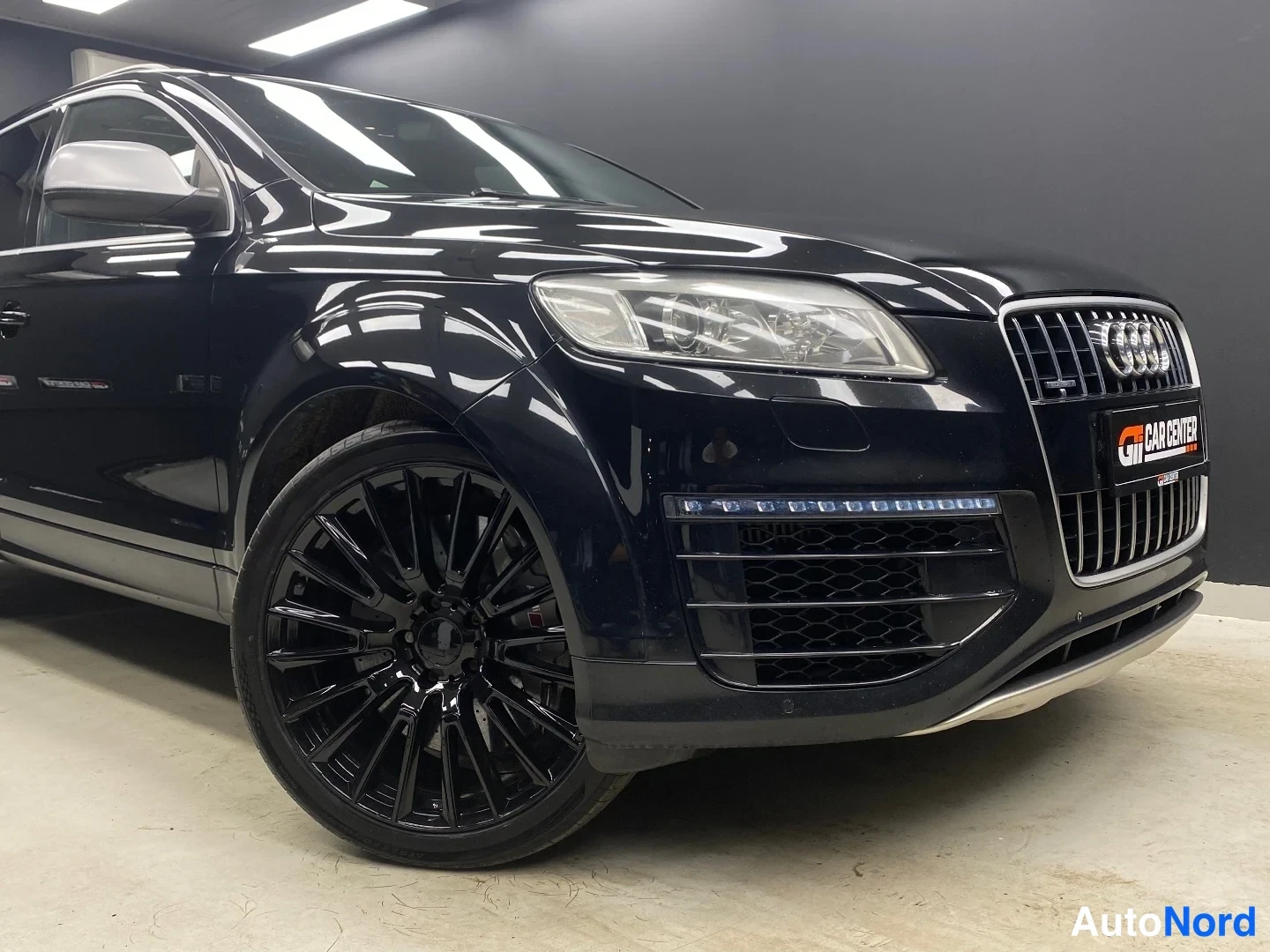 Musta Audi Q7 2009, etuviisto, keula oikealle, kuva 3