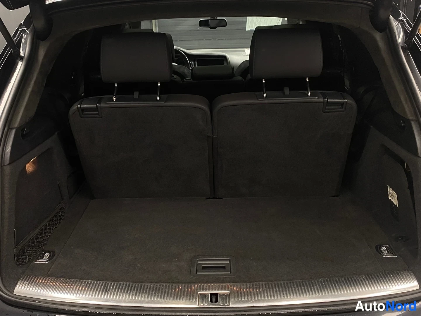 Musta Audi Q7 2009, tavaratila, kuva 17