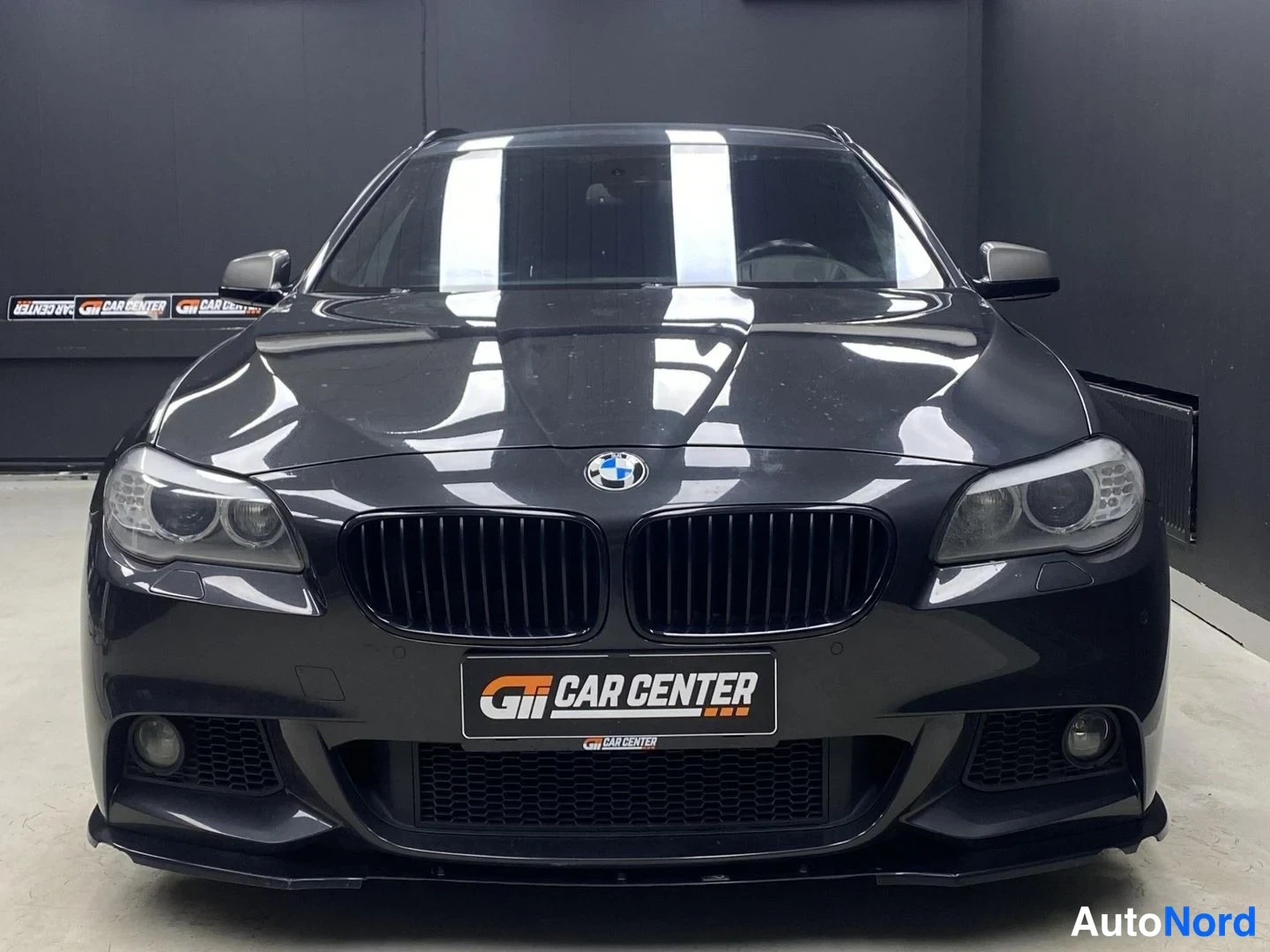 Harmaa BMW 528i xDrive 2013, edestä, kuva 3