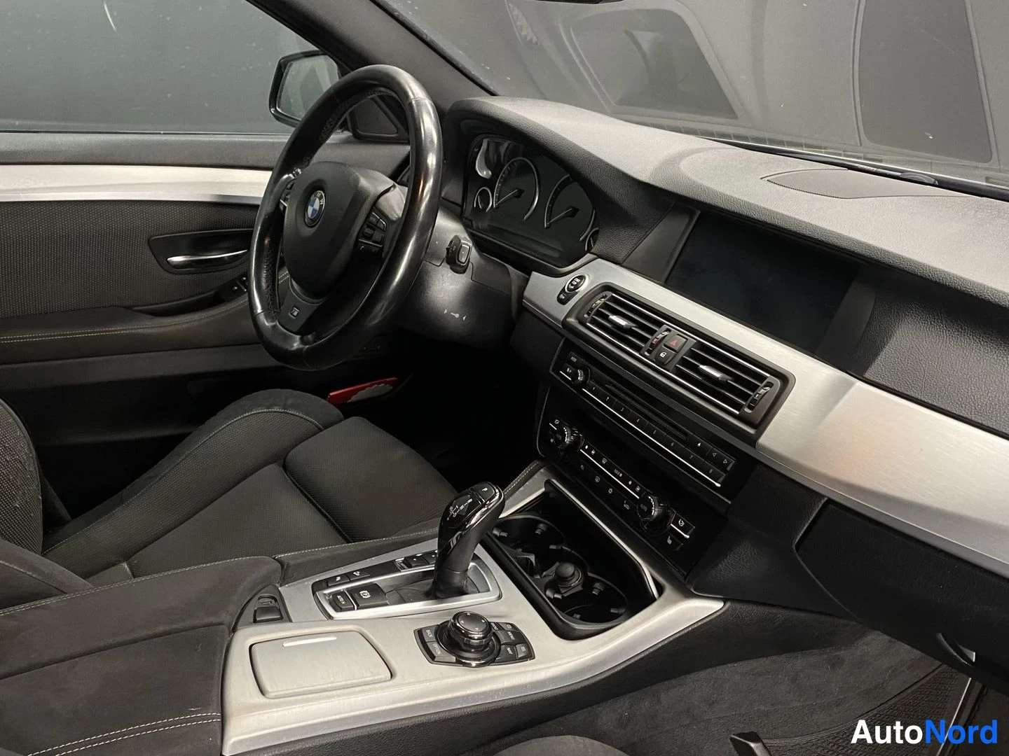 Harmaa BMW 528i xDrive 2013, ohjaamo, kuva 8
