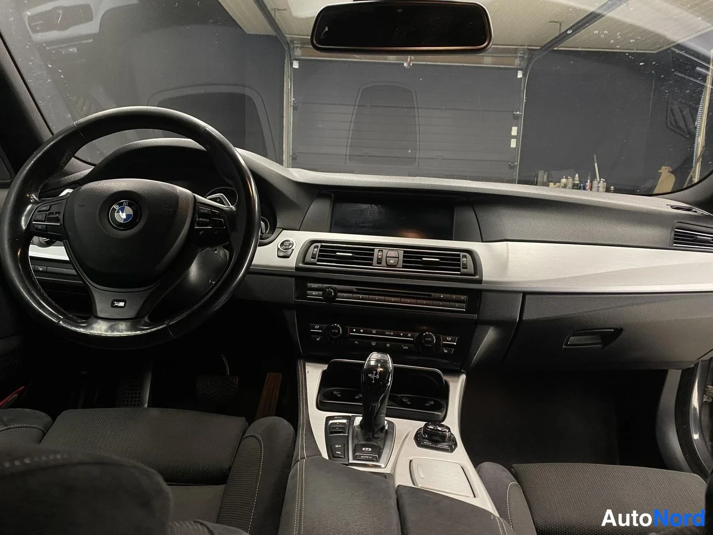 Harmaa BMW 528i xDrive 2013, ohjaamo, kuva 9