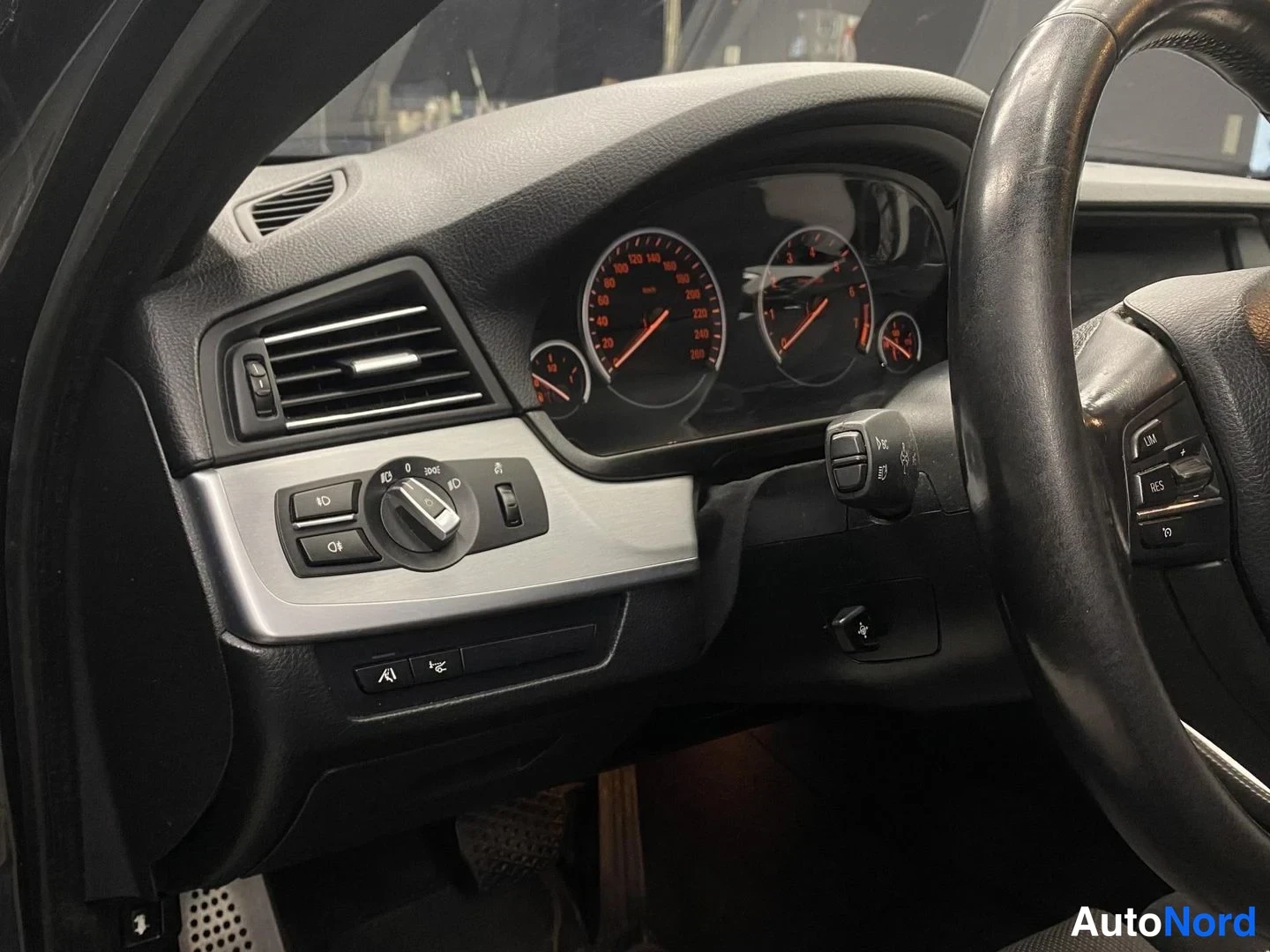 Harmaa BMW 528i xDrive 2013, yksityiskohta, kuva 19