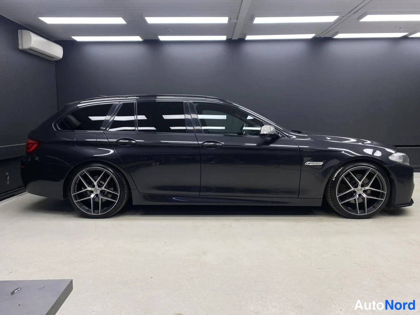 Harmaa BMW 528i xDrive 2013, sivulta, kuva 4