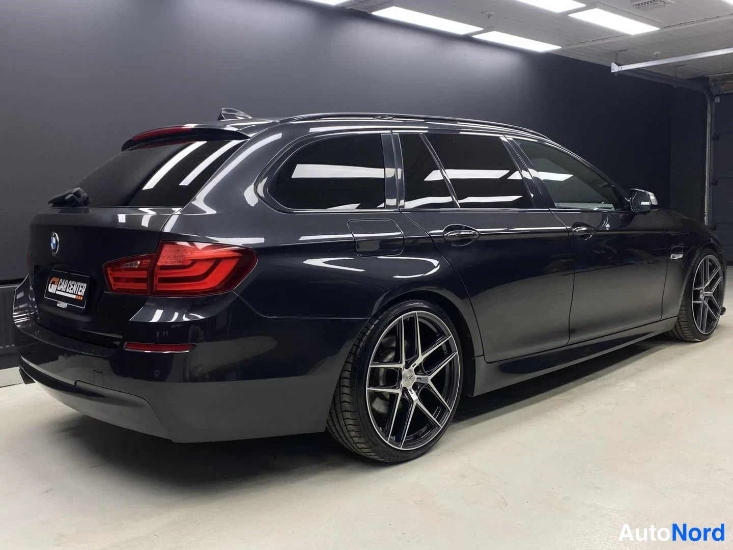 Harmaa BMW 528i xDrive 2013, takaviisto, kuva 5