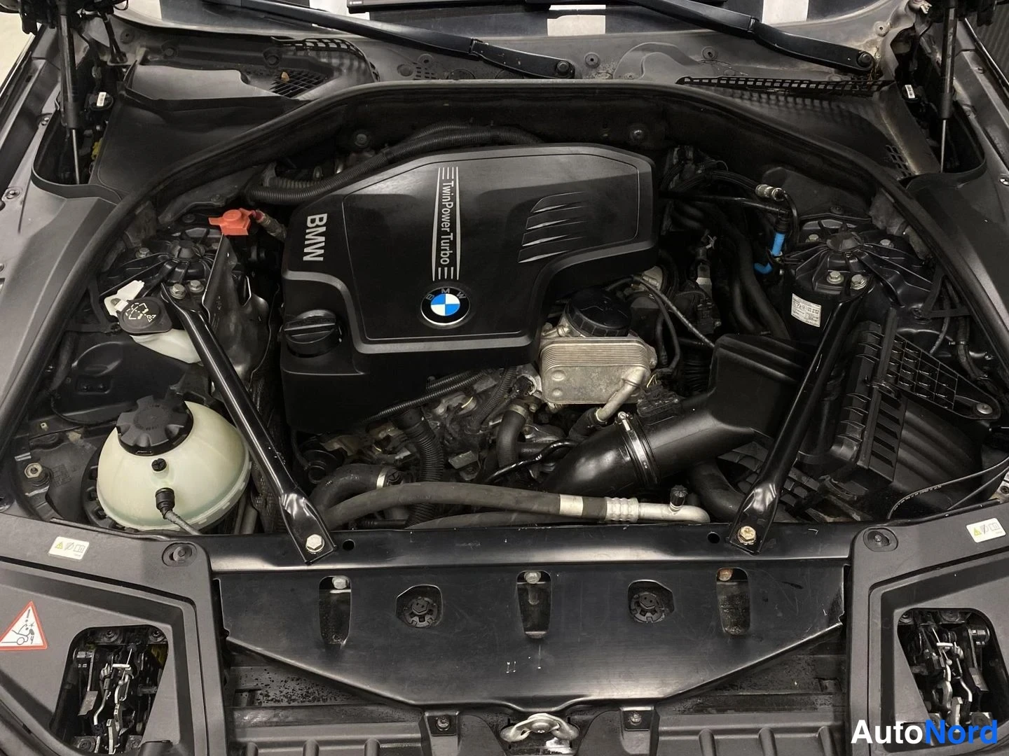 Harmaa BMW 528i xDrive 2013, moottoritila, kuva 15