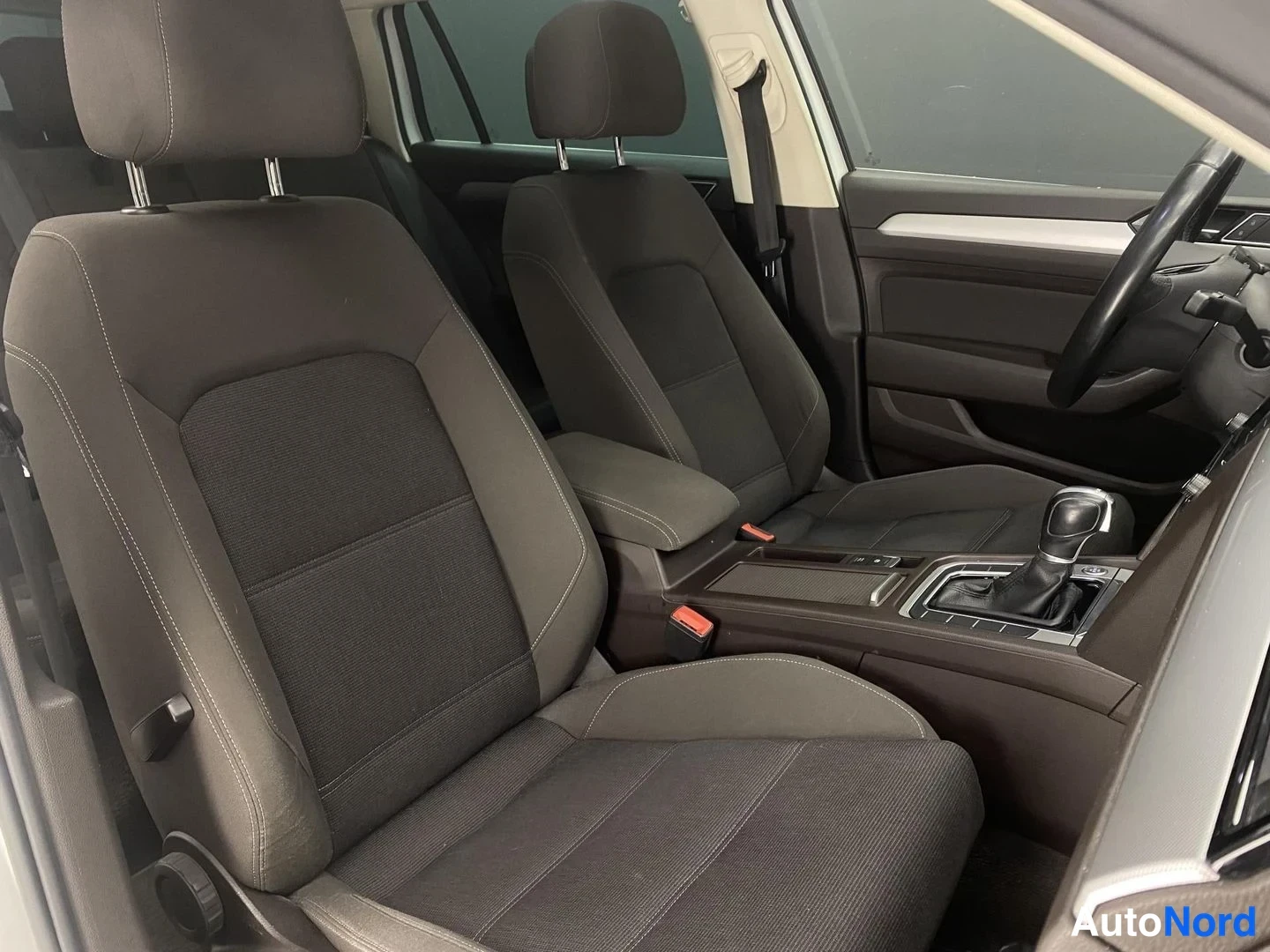 Valkoinen Volkswagen Passat 2016, etuistuimet, kuva 18