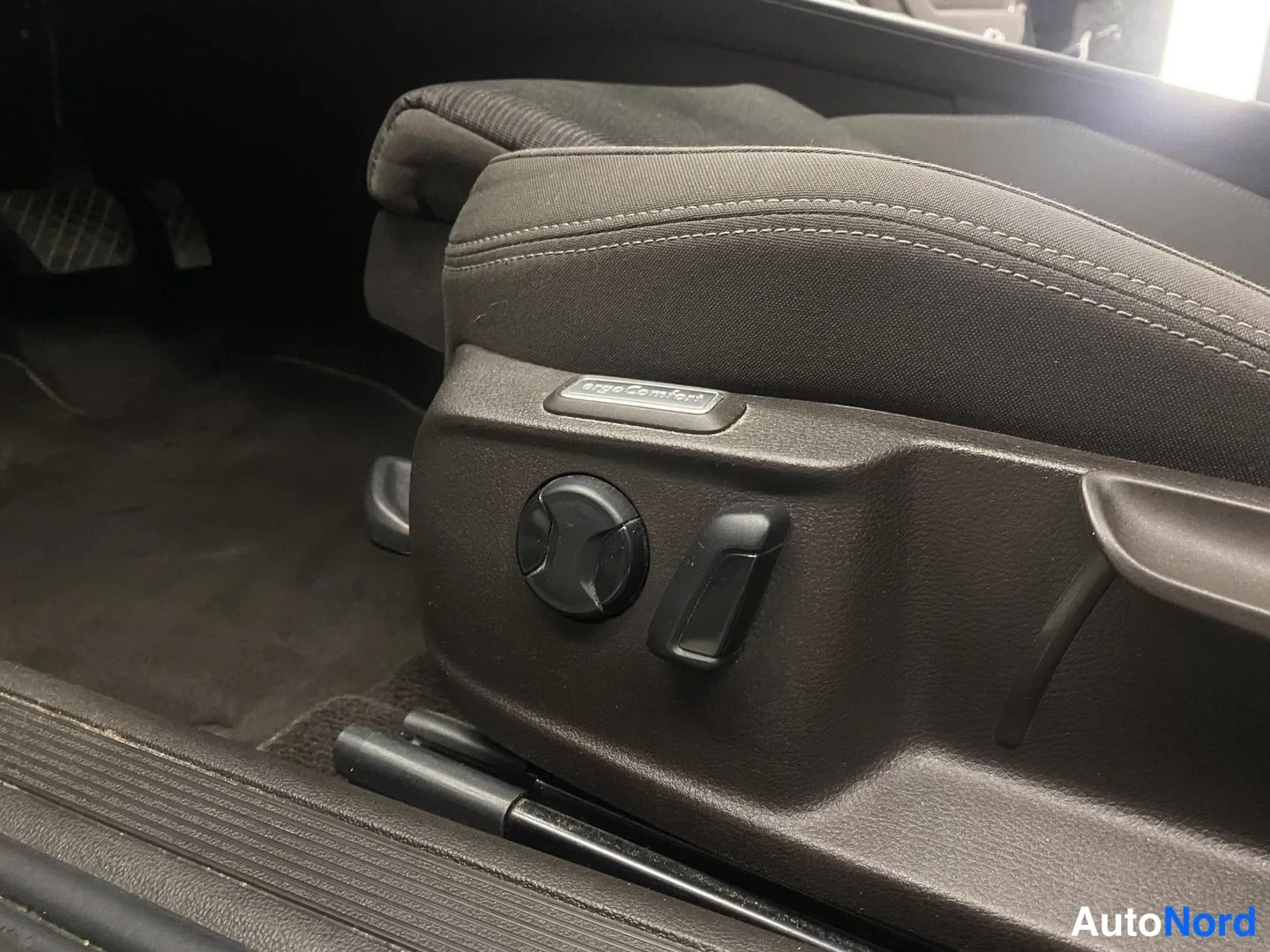 Valkoinen Volkswagen Passat 2016, yksityiskohta, kuva 21